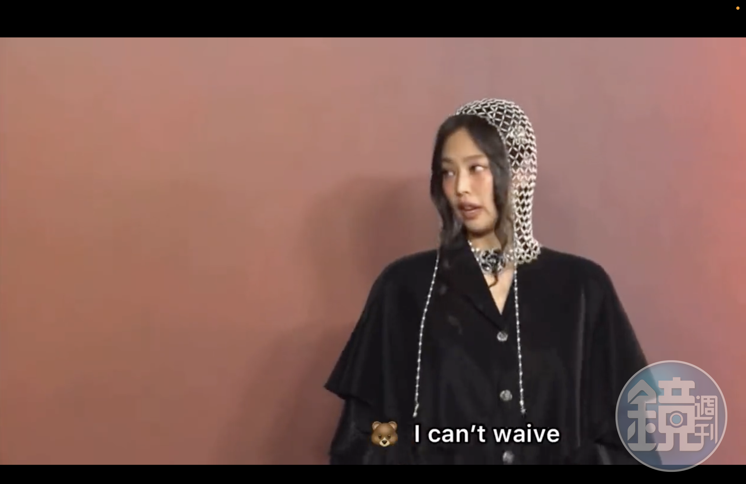 Jennie昨出席香奈兒活動拍照時拒絕揮手,工作人員表示她受傷了。(網路圖片)