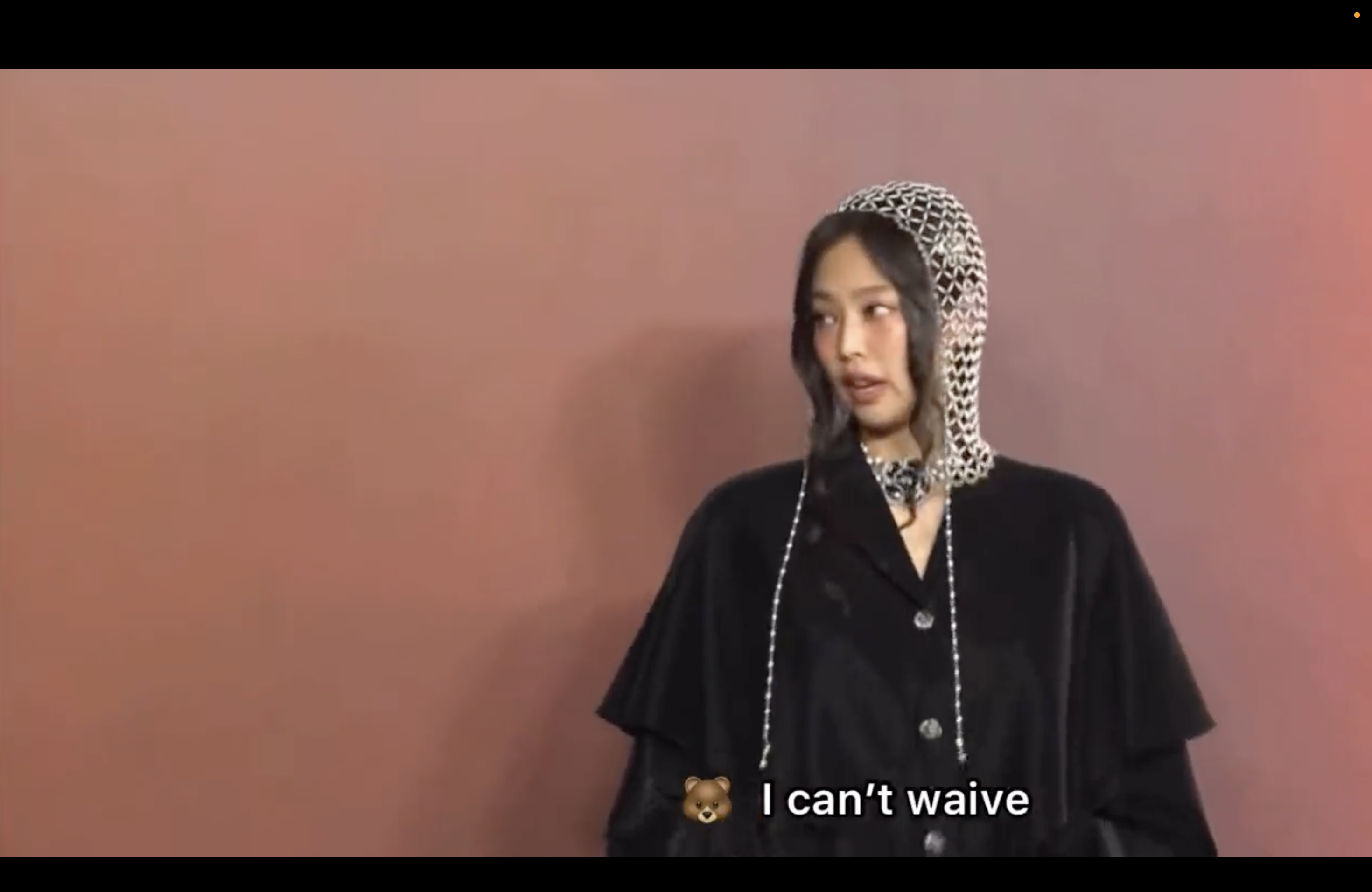 Jennie昨出席香奈兒活動拍照時拒絕揮手，工作人員表示她受傷了。（網路圖片）