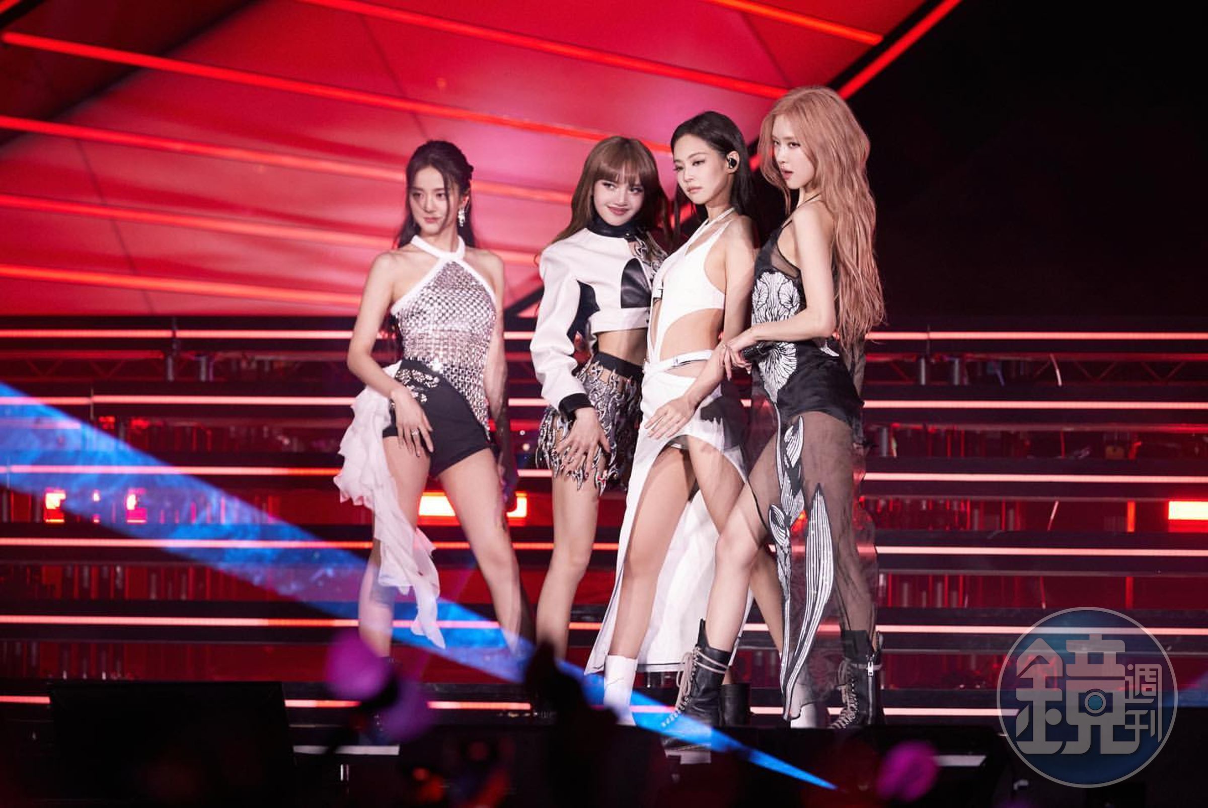 Jisoo(左)確診無法上台表演,BLACKPINK大阪場三缺一。(翻攝Lisa Ins)