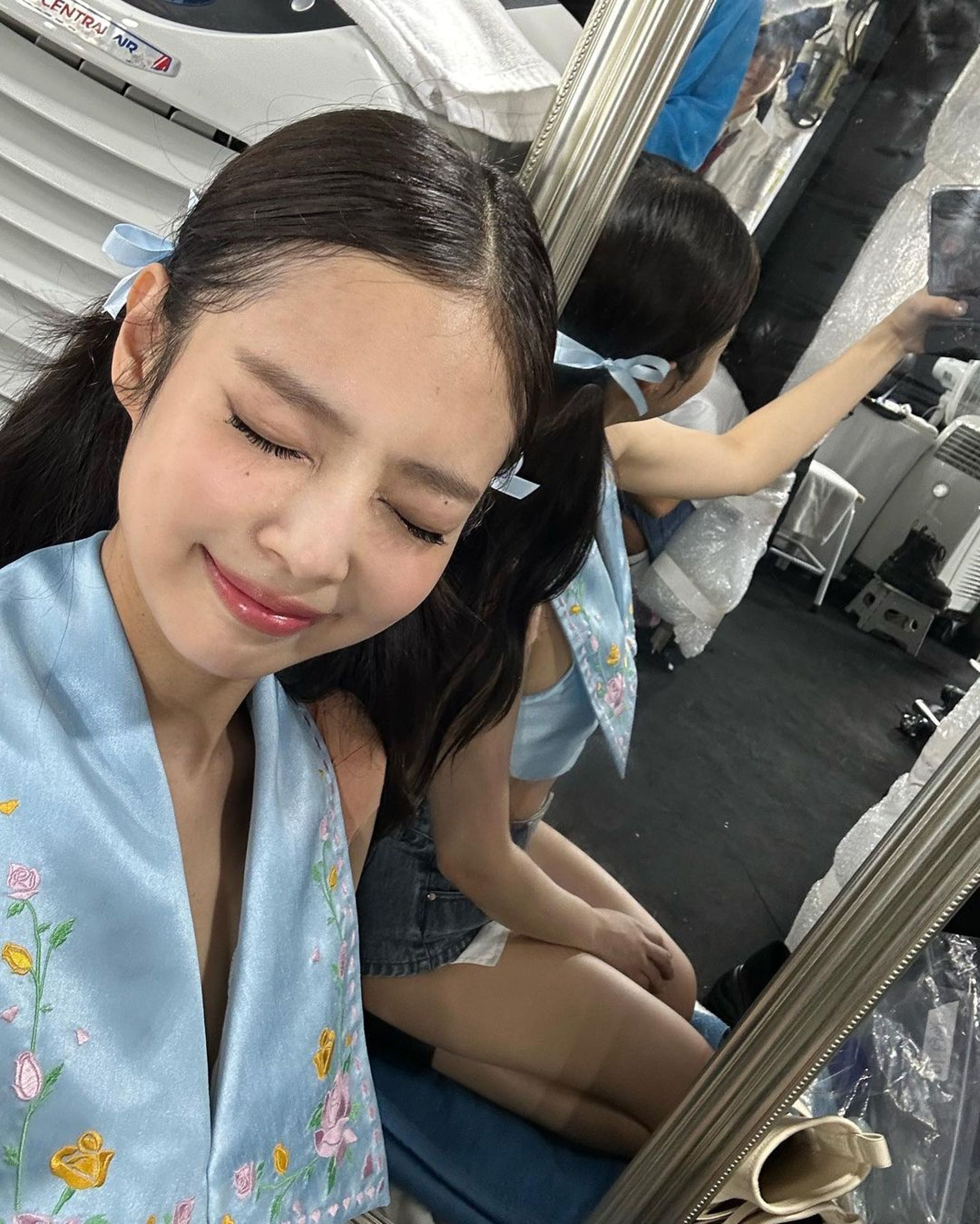 有粉絲發現,Jennie在曼谷場演唱會時左肩已貼滿了肌內效貼布,Jennie工作滿檔,幾乎沒有時間讓肌肉傷勢緩解,讓粉絲相當擔心。(翻攝自Jennie IG)