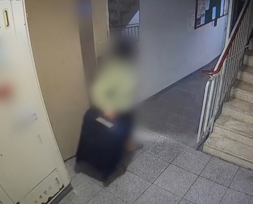 釜山警察廳公布，鄭裕貞提著行李廂進入被害人家中，並扛著沉甸甸的行李箱離開現場。（翻攝自推特）