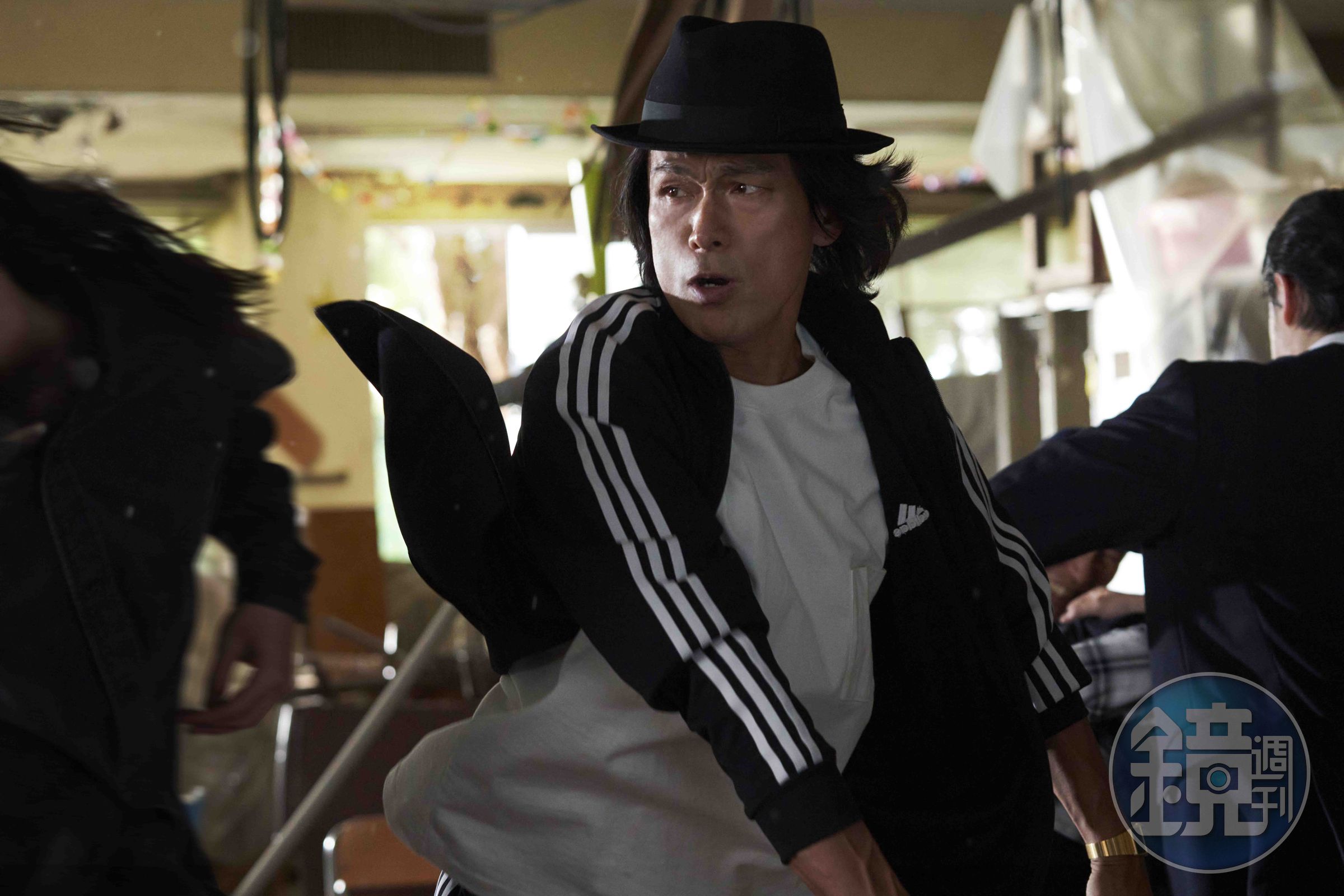 江口洋介爆料櫻井翔每次一到片場就先看報紙。(天馬行空提供)