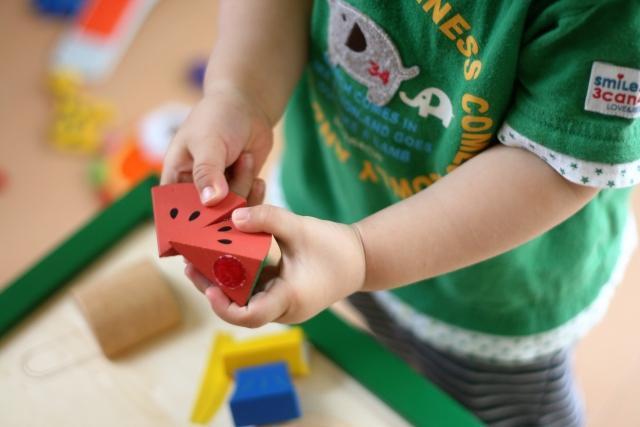 中國一間幼兒園內，發生女童抽搐往生，父親查看監視器發現，老師在旁專心滑手機，導致幼童無人看管。（示意圖，photoAC）
