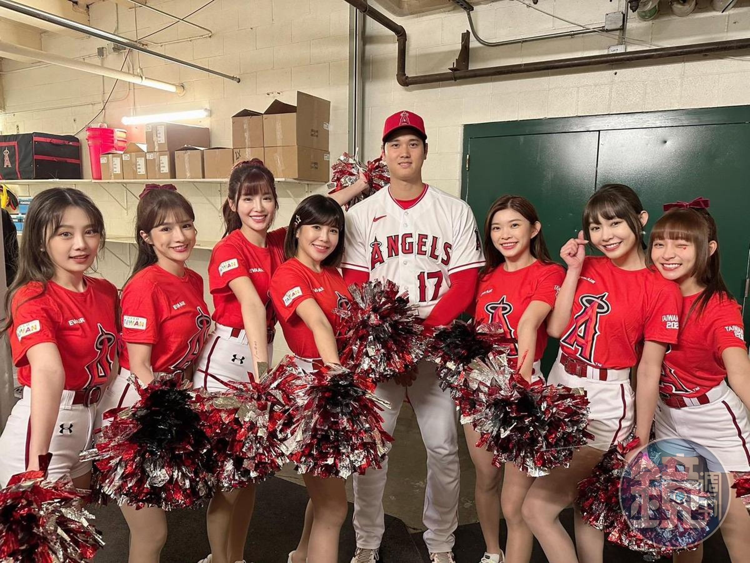 之前大谷翔平與林襄等來自台灣的啦啦隊女孩合照。（樂天桃猿提供）