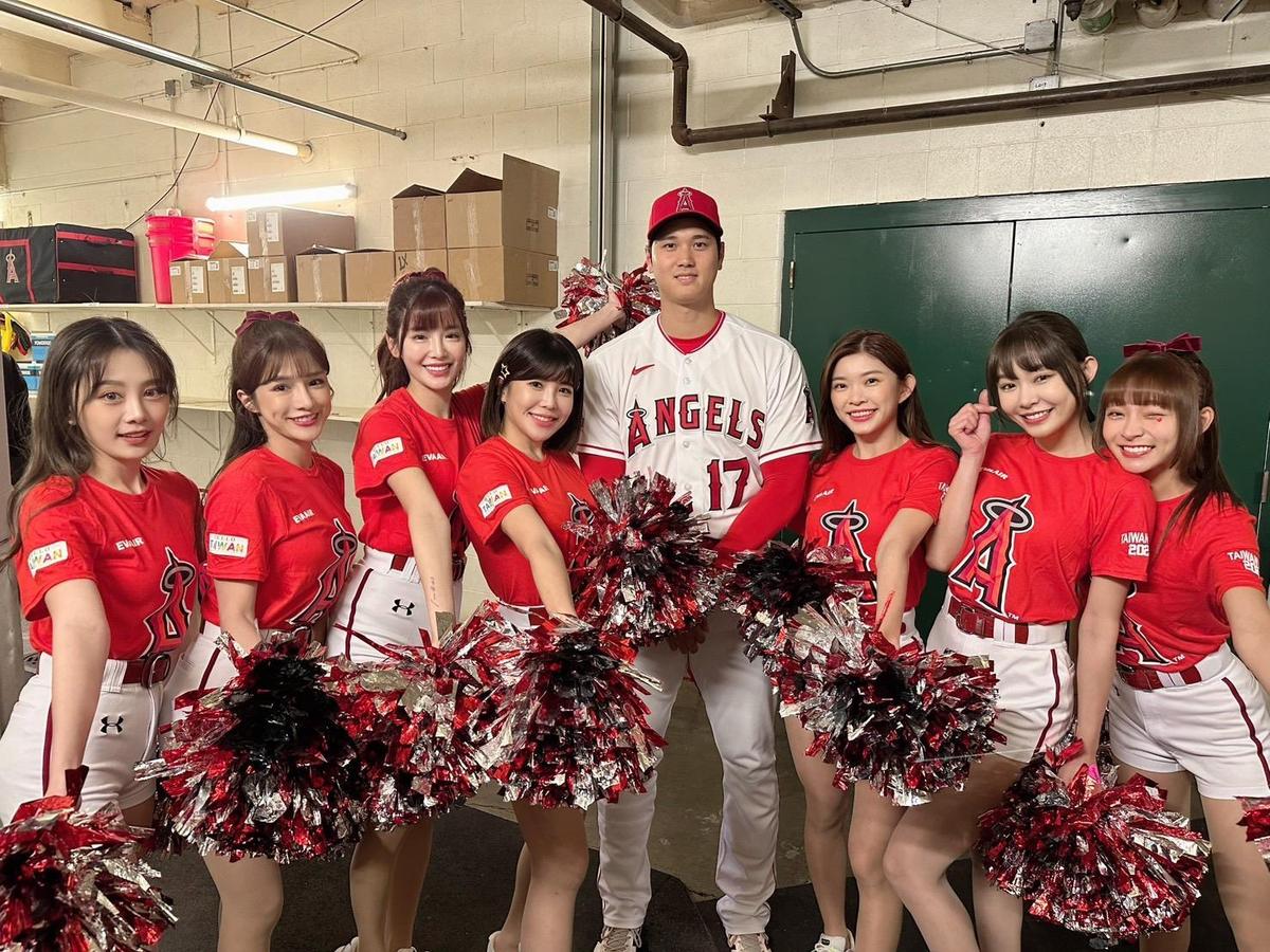 之前大谷翔平與林襄等來自台灣的啦啦隊女孩合照。（樂天桃猿提供）
