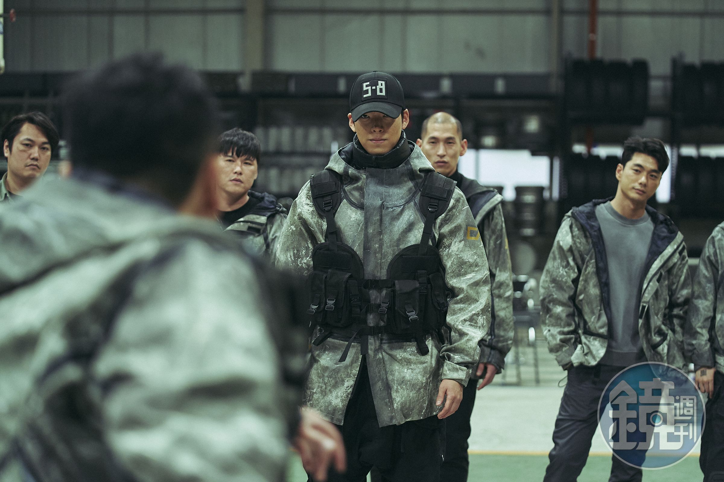 金宇彬(中)在《末日騎士》中飾演傳奇宅配員,負責在惡劣的環境中運送氧氣和生活用品。(Netflix提供)