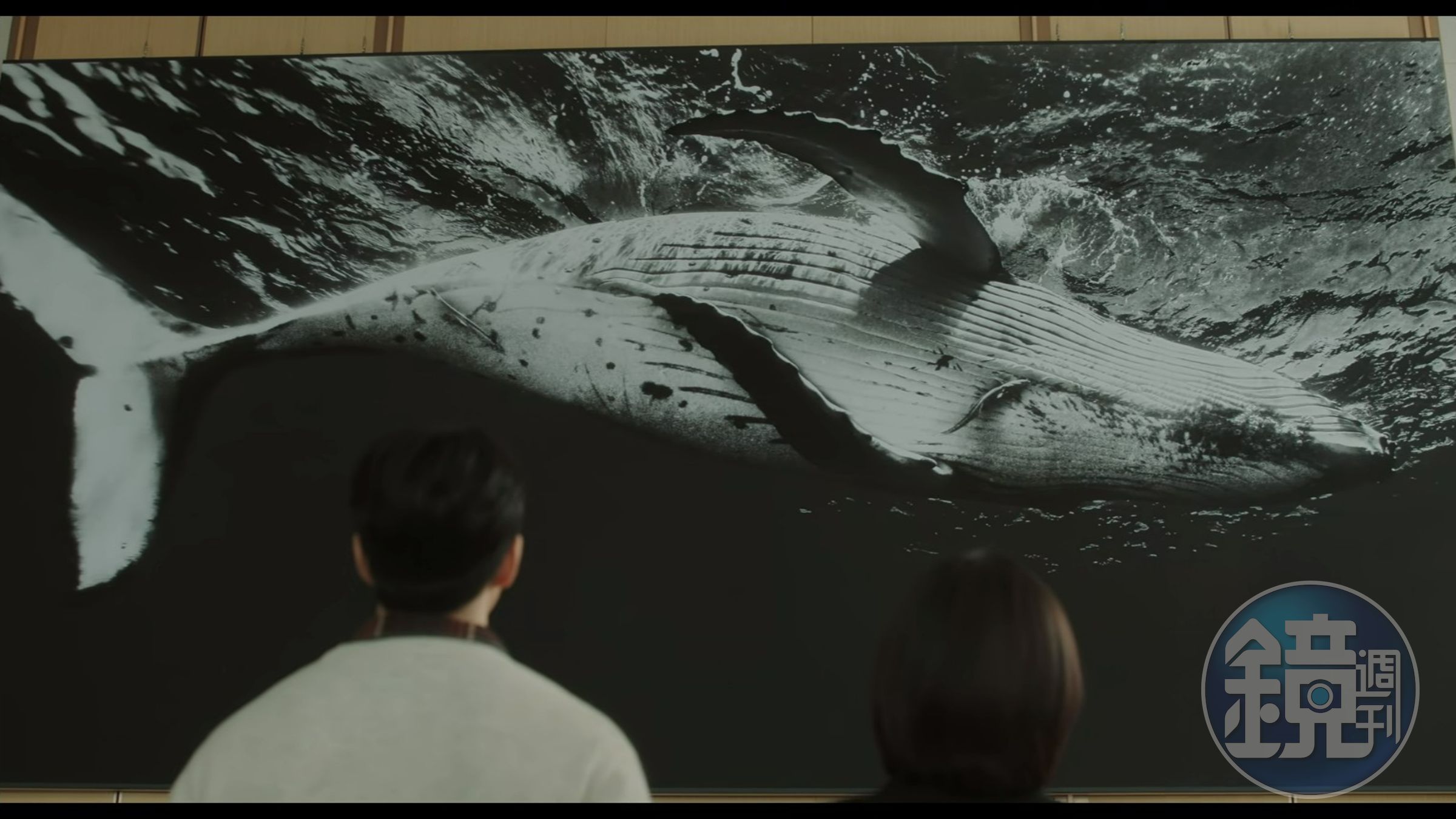 牆面上的鯨魚圖片也經過特效團隊設計。(翻攝自Netflix畫面)