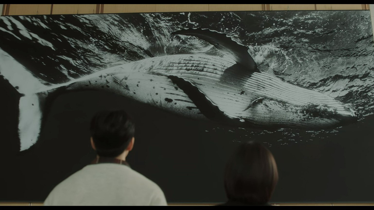 牆面上的鯨魚圖片也經過特效團隊設計。(翻攝自Netflix畫面)