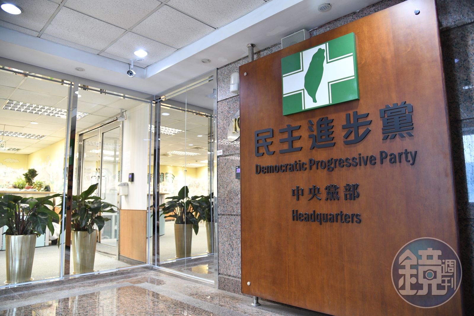 【綠營黨工遭性騷】起底綠大老「咬傷女祕書奶頭」怪長得太漂亮　網炸鍋：民進黨DNA - 鏡週刊 Mirror Media