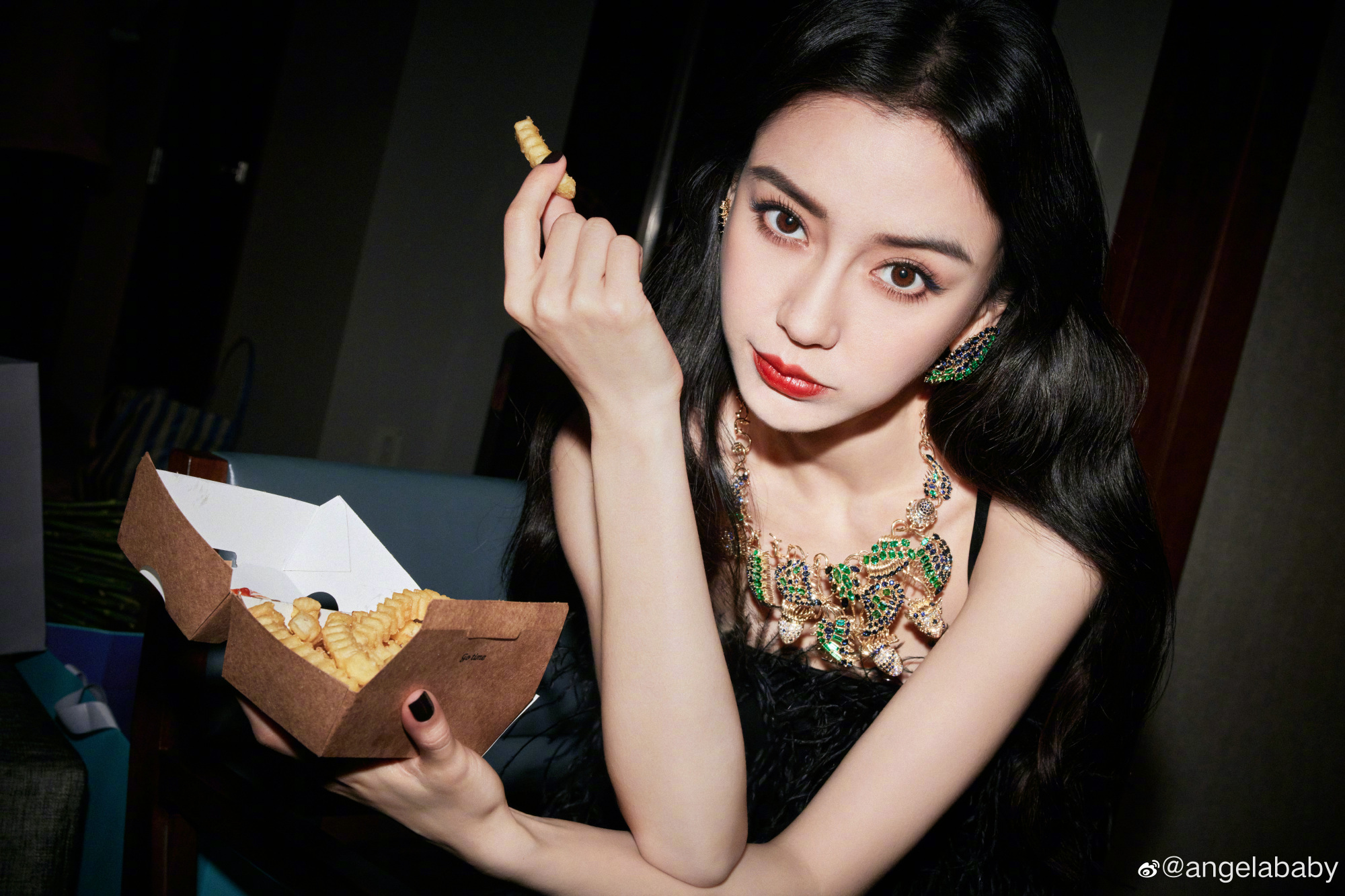  Angelababy去年官宣與黃曉明離婚，男方傳有新歡葉珂，Angelababy今天也被爆新戀情。（翻攝自Angelababy微博）