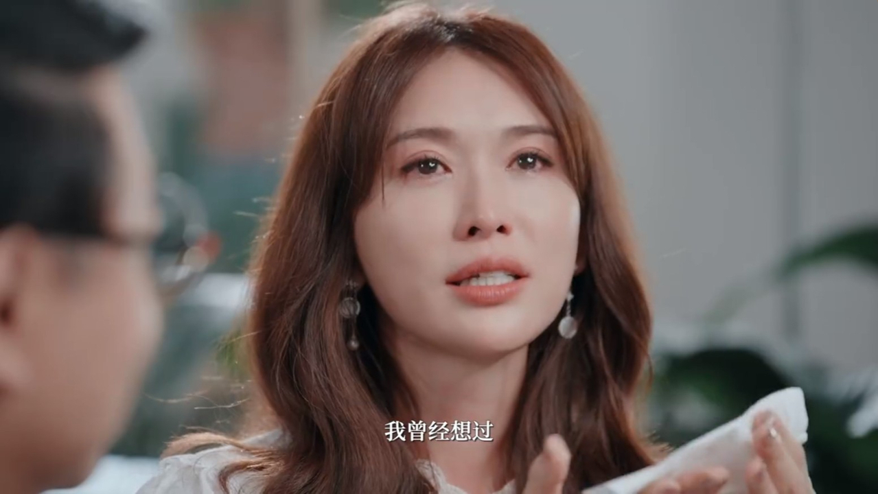 林志玲上節目談到媽媽病情忍不住哭了，並回想了很多事情。（翻攝微博）