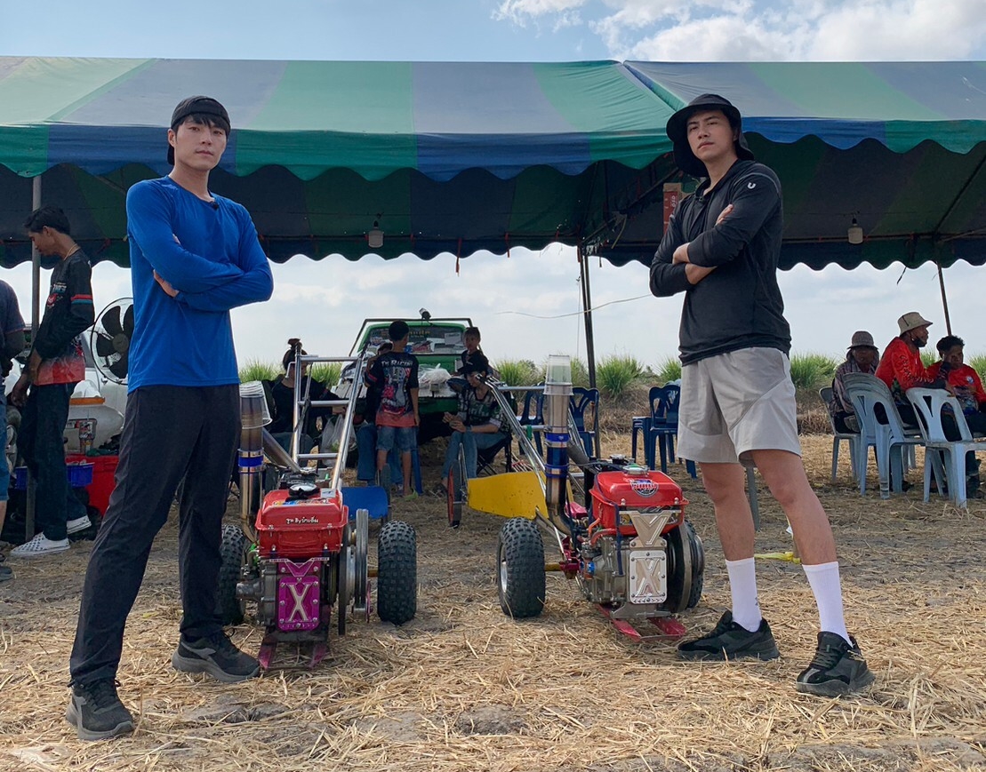 唐振剛（左）、潘君侖體驗泰版玩命關頭。（八大提供）