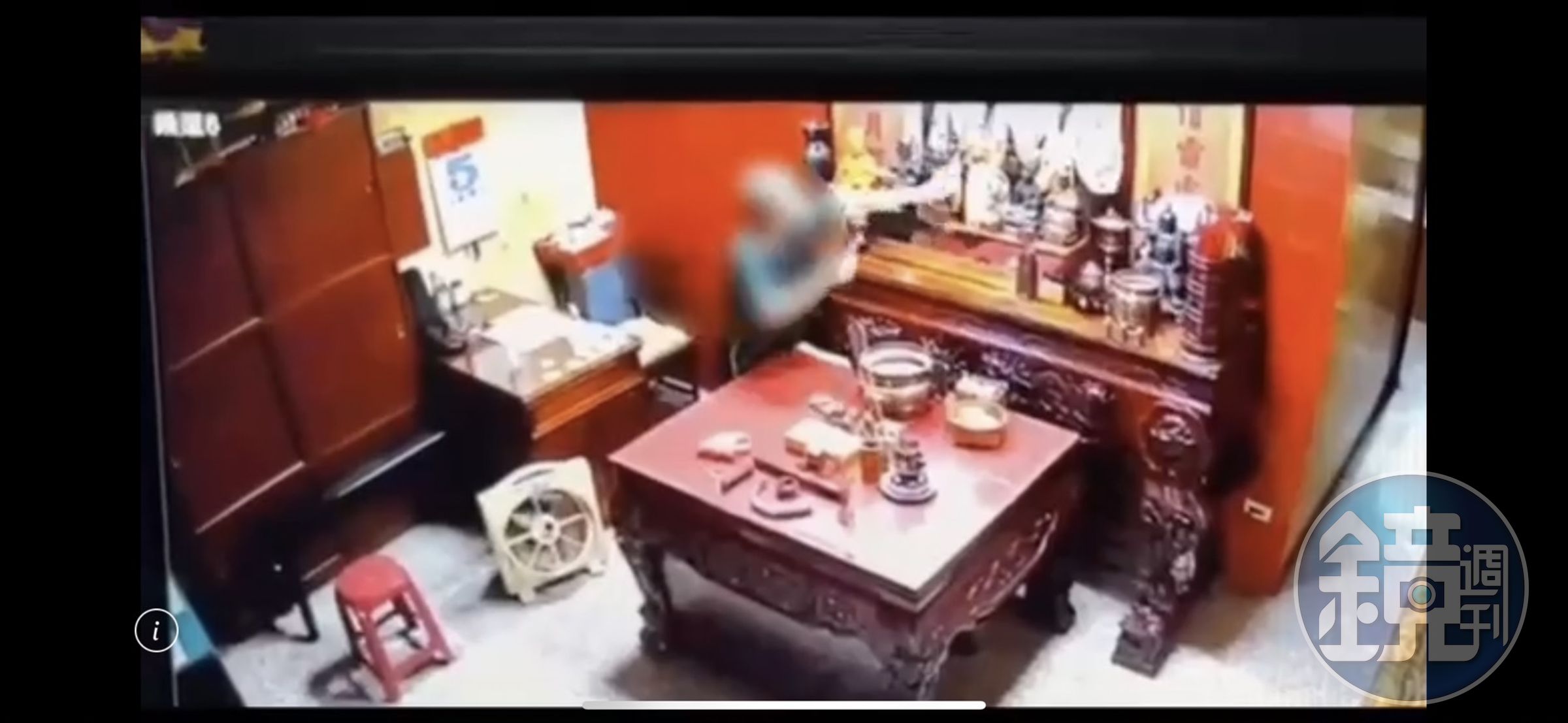 王男潛入宮廟並拿剪刀剪下神像上7面金牌。（翻攝畫面）