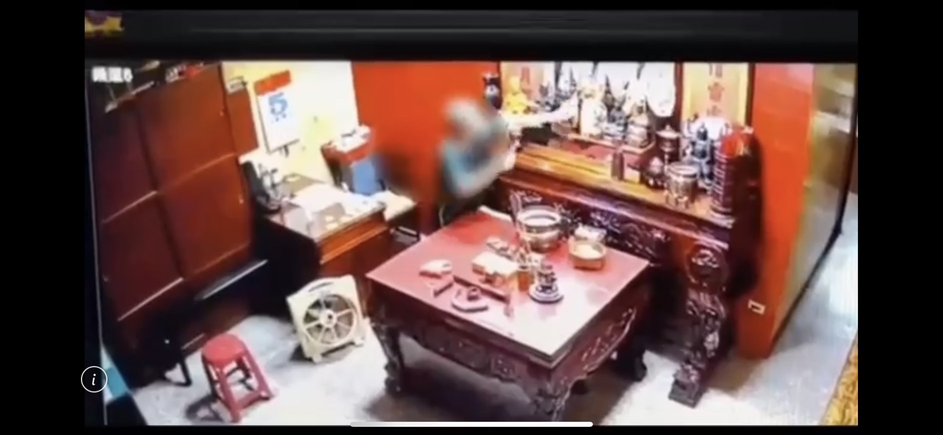 王男潛入宮廟並拿剪刀剪下神像上7面金牌。（翻攝畫面）