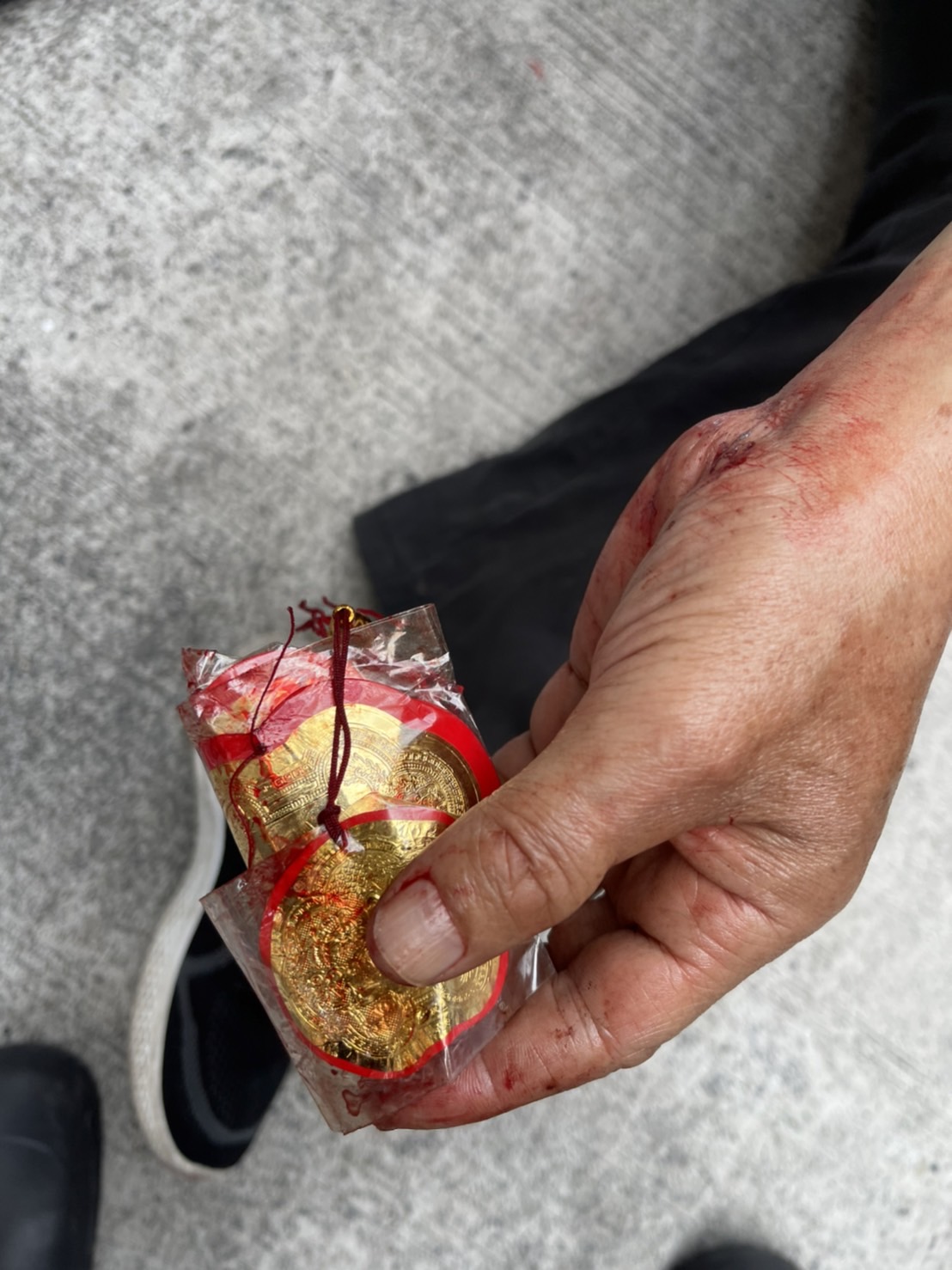 王男落網時，手上還緊握得手的7面金牌。（翻攝畫面）