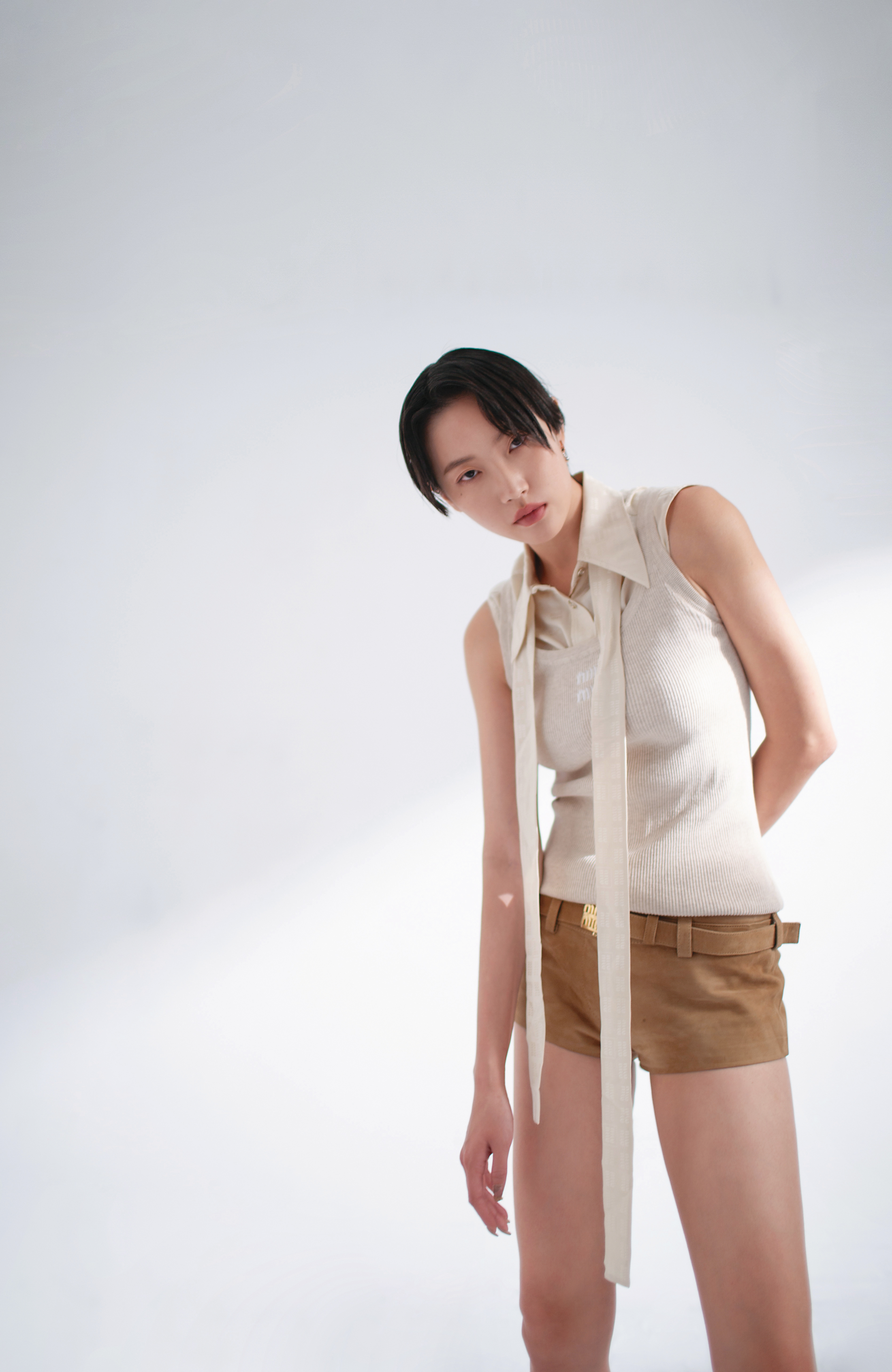 絲質襯衫 未定價 by MIU MIU；細肩帶背心 未定價 by MIU MIU；羊皮短褲 未定價 by MIU MIU；Pandora ME系列鍊圈耳環NT$1,480 by PANDORA；搭配Pandora ME系列笑臉迷你吊墜NT$1,280 by PANDORA。