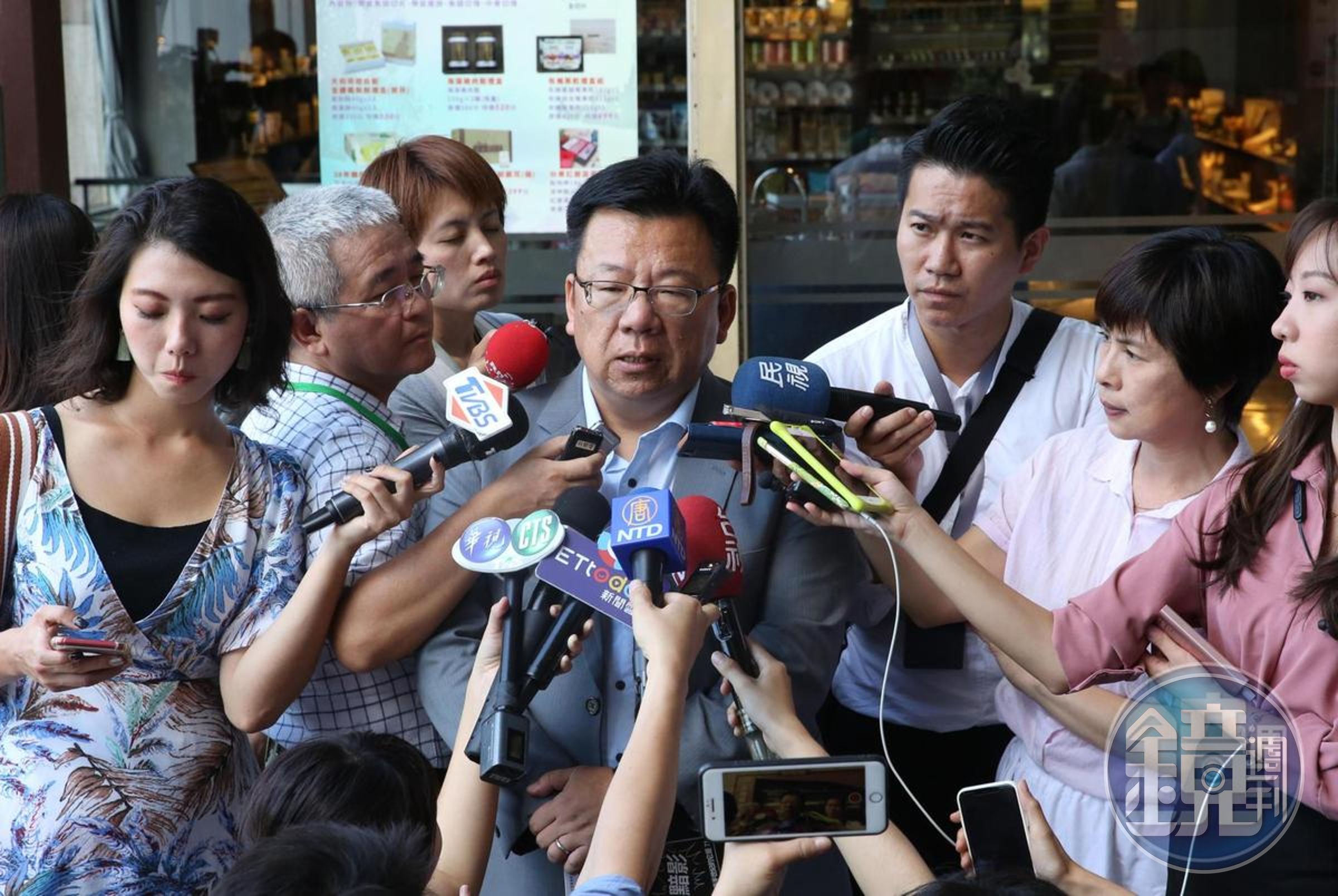 李俊俋（中）說明，蔡沐霖昨晚已辭職，但臨走前有透露這件事可能被爆出來。（本刊資料照）