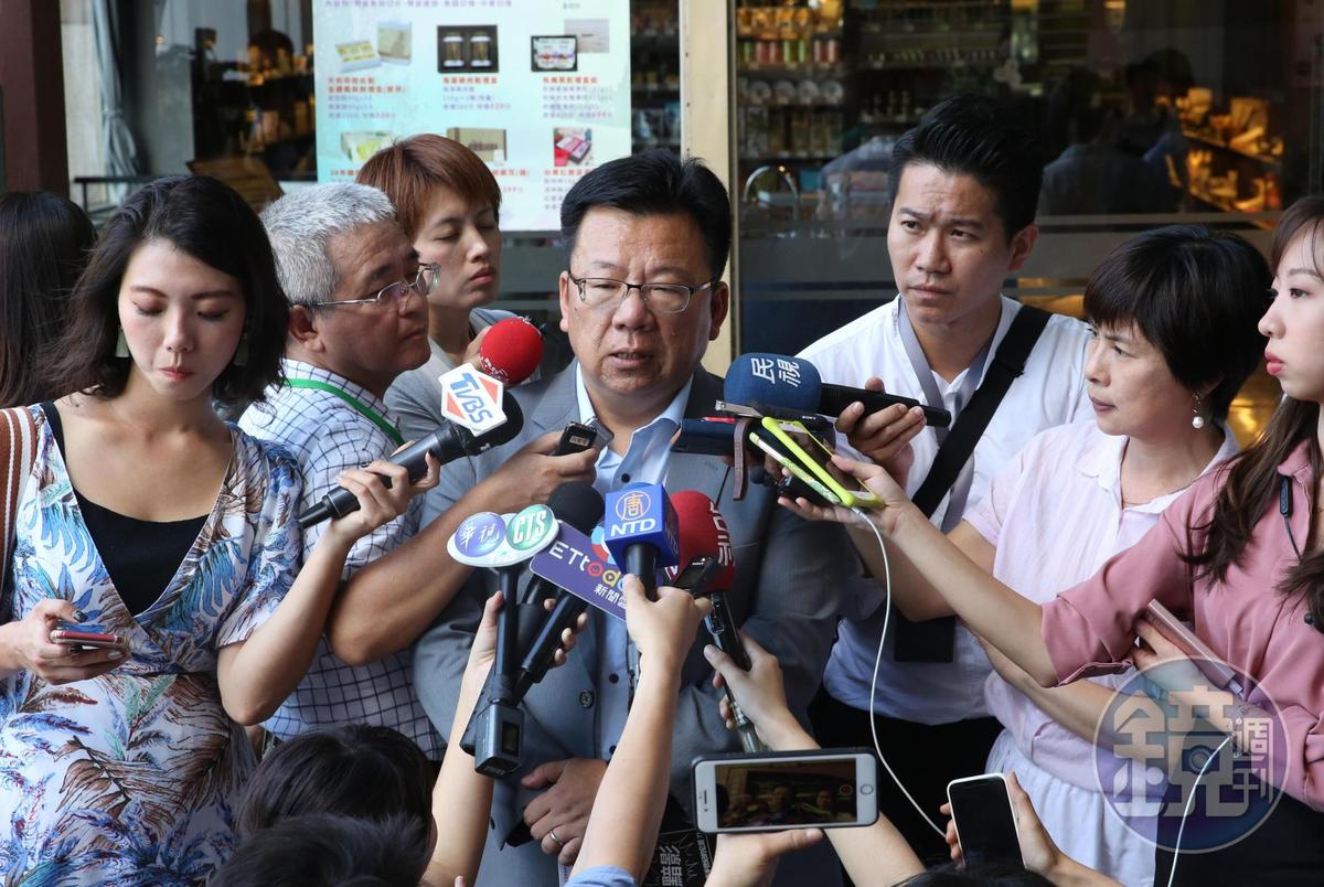 李俊俋（中）說明，蔡沐霖昨晚已辭職，但臨走前有透露這件事可能被爆出來。（本刊資料照）