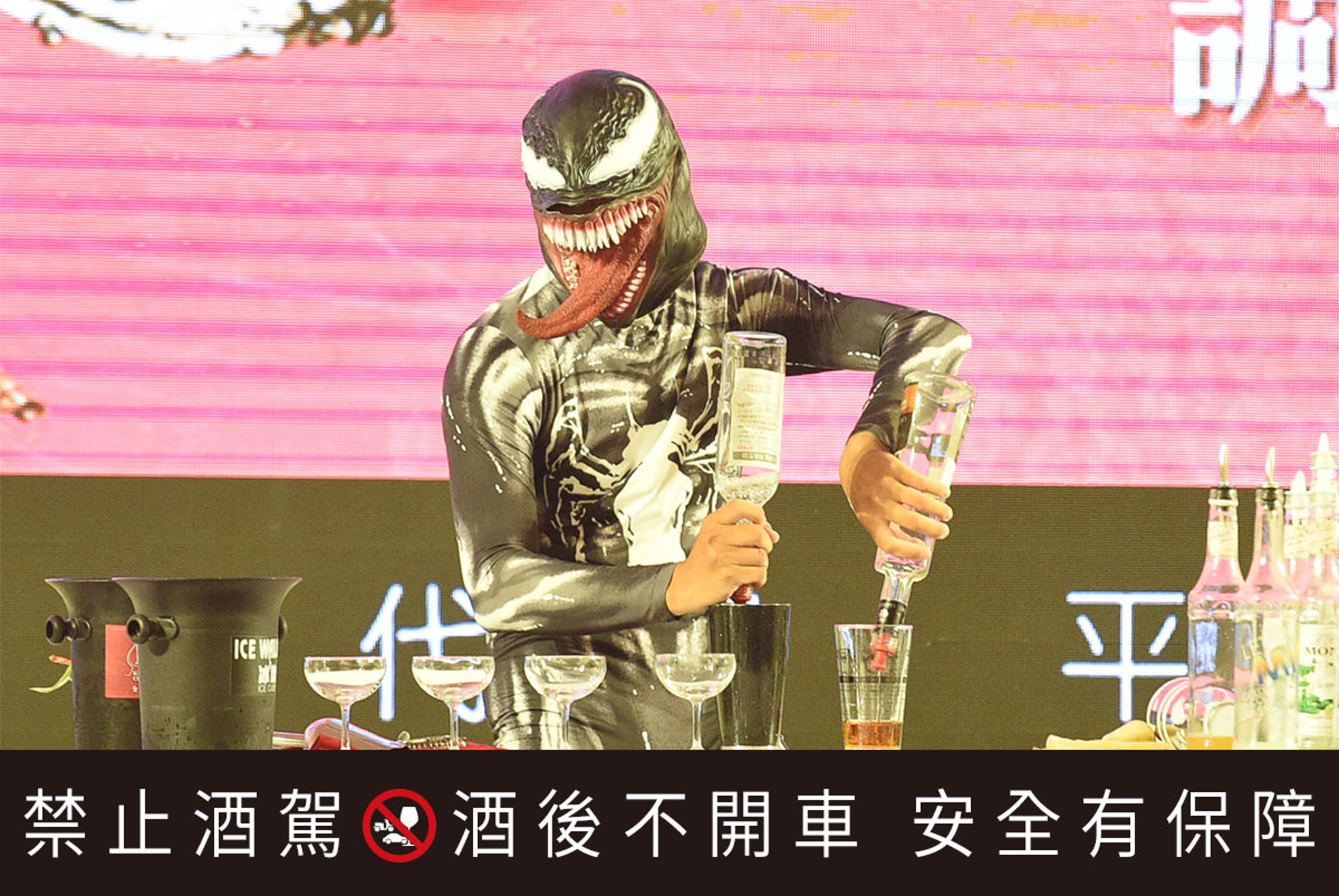 此次舉辦的「金酒盃全國調酒大賽」，完美證明金門酒廠打造中式白酒新風貌，比賽當天年輕人在台上揮灑汗水，觀眾驚艷連連。