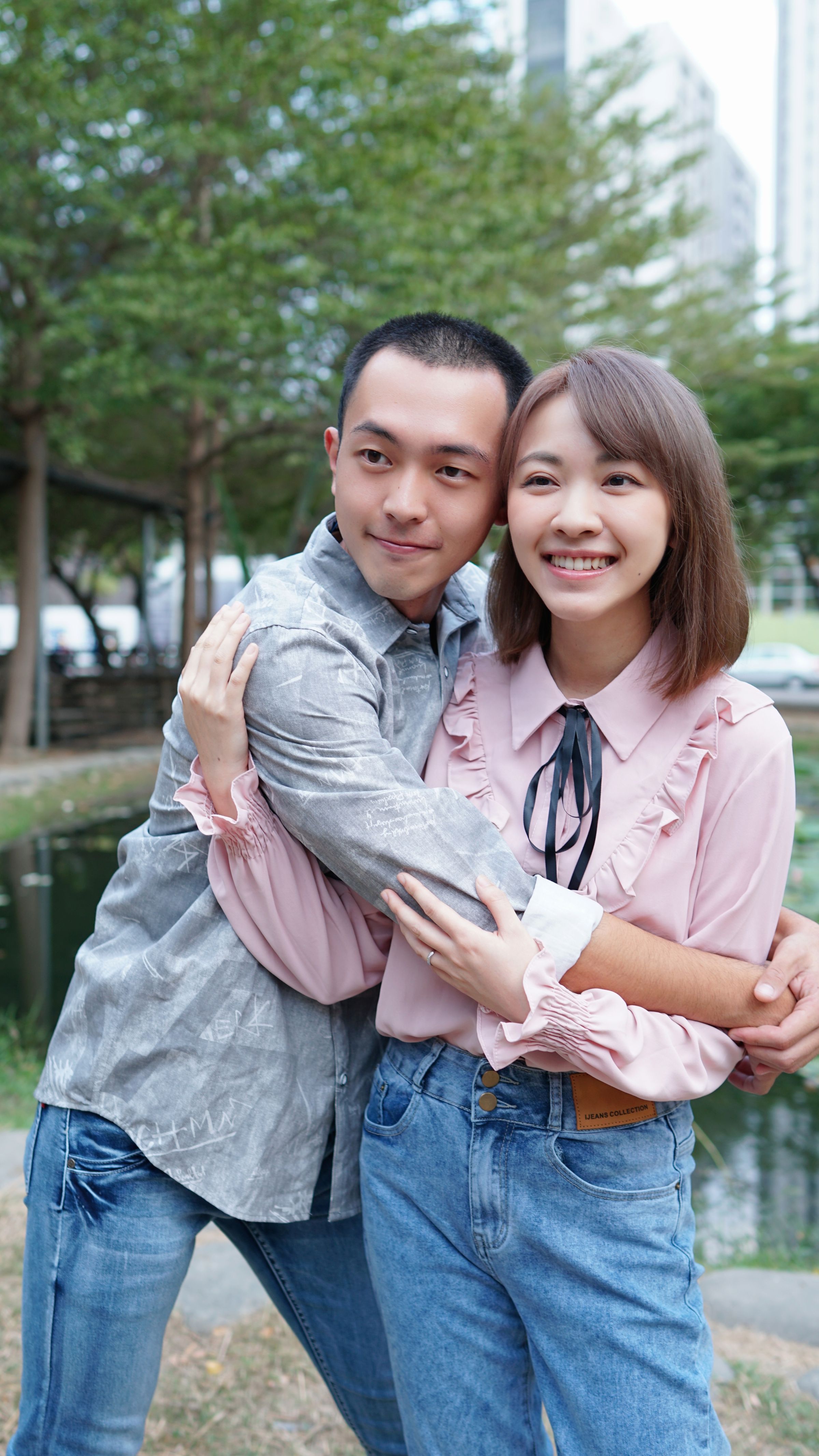 在《欺妻49天》裡，莊岳（左）飾演林玟誼（右）的大學生兒子，讓網友認為長相太超齡，林玟誼曝其實他私底下是個大男孩。（公視台語台提供）