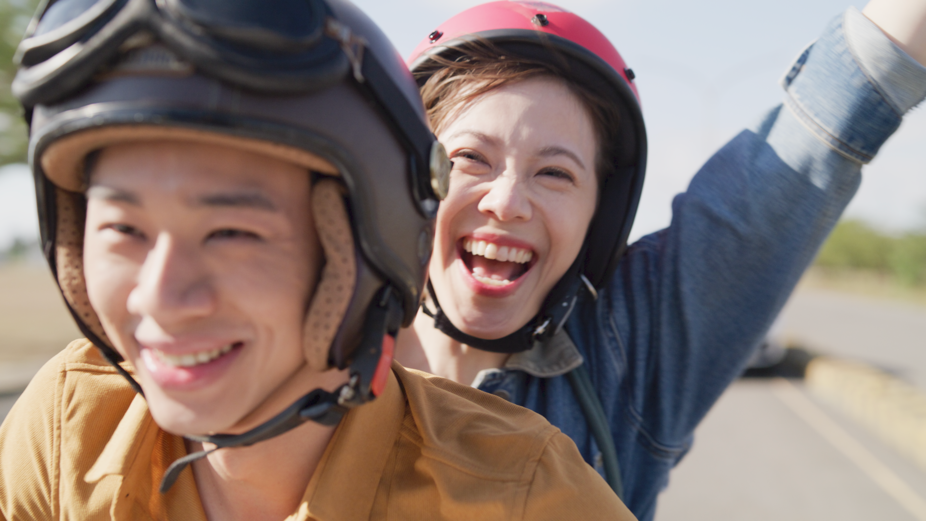 廖苡喬（後）擺脫富商翁家明，轉頭坐上小鮮肉吳政迪（前）的機車揚長而去。（公視台語台提供）