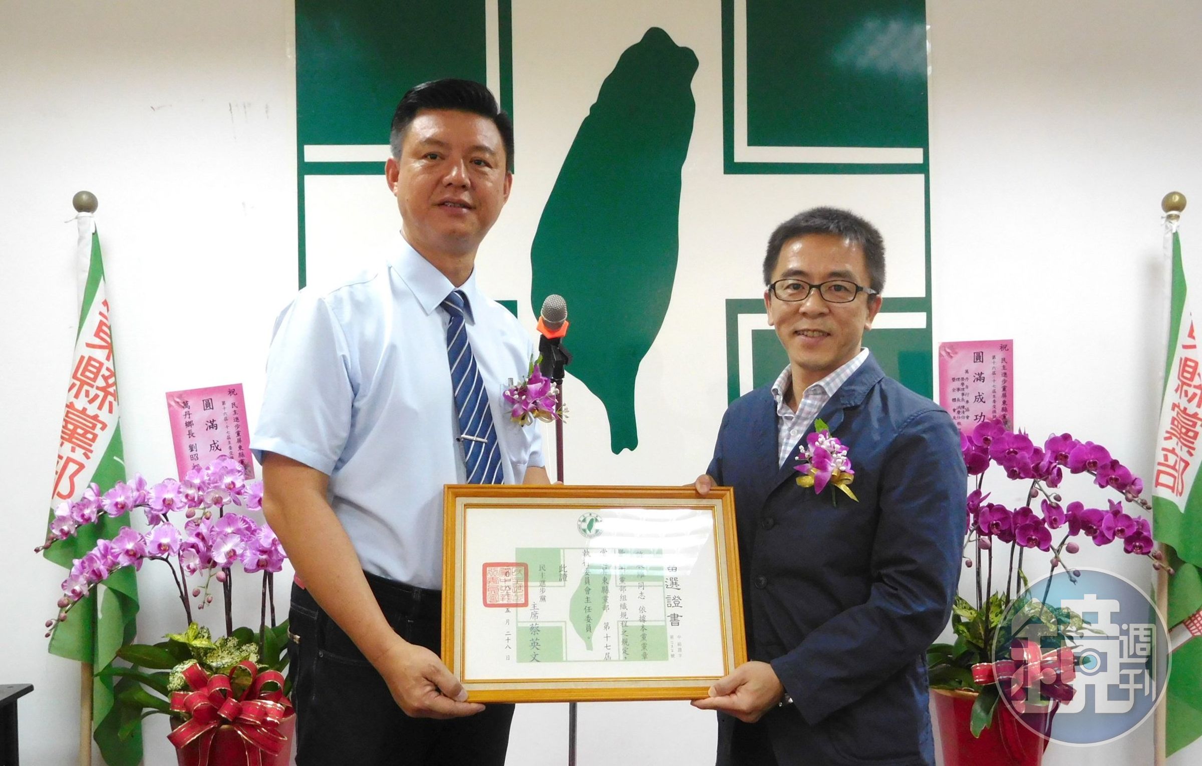 民進黨北市議員何孟樺稍早在臉書正實,傳聞中的加害人就是剛離任的組織部政務副主任,林男固(右)。(翻攝自民進黨屏東縣黨部)