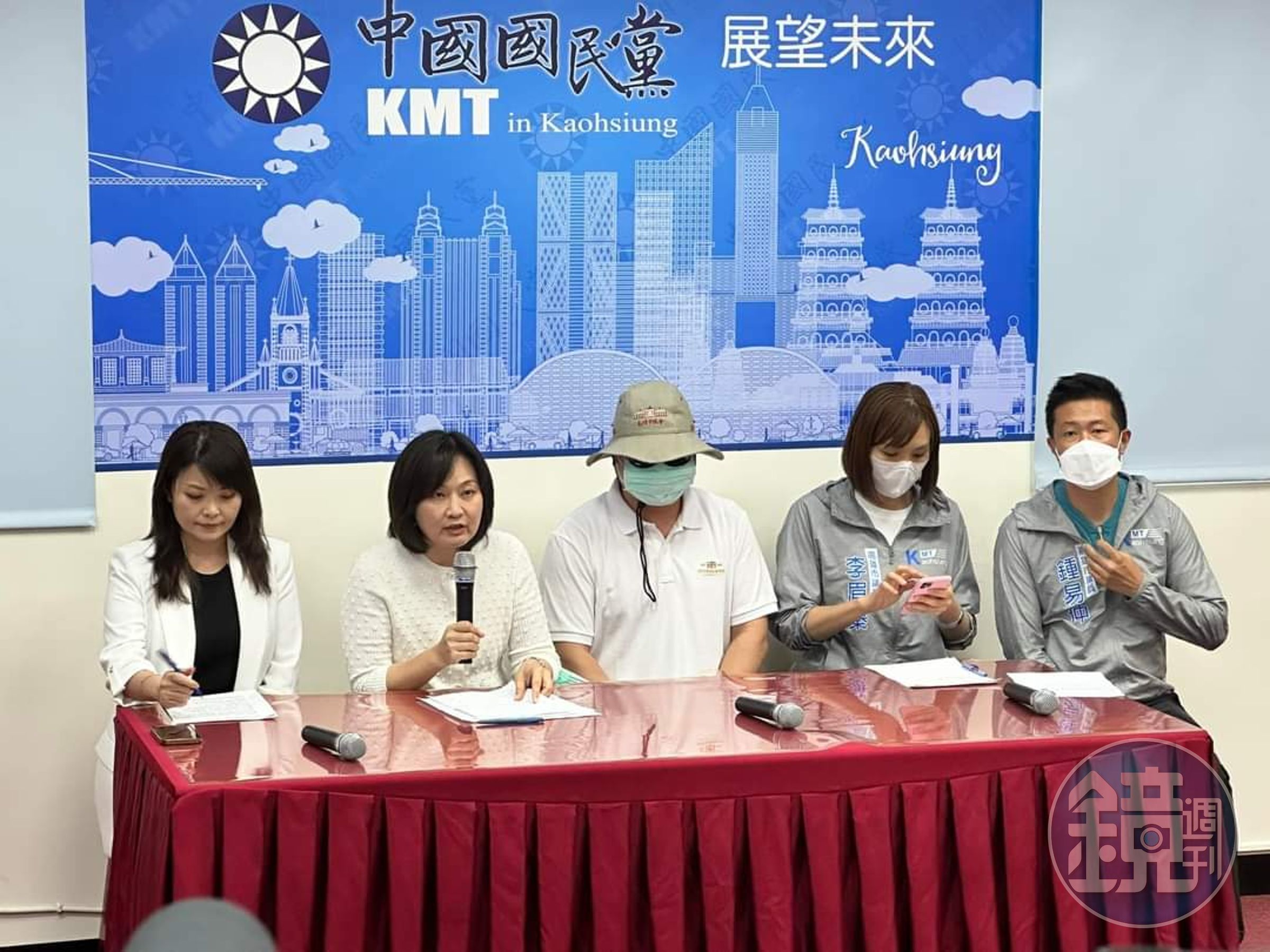 高市消防局政風爆職權性騷擾，被害人丈夫在議員陪同下開記者會控訴。（翻攝畫面）