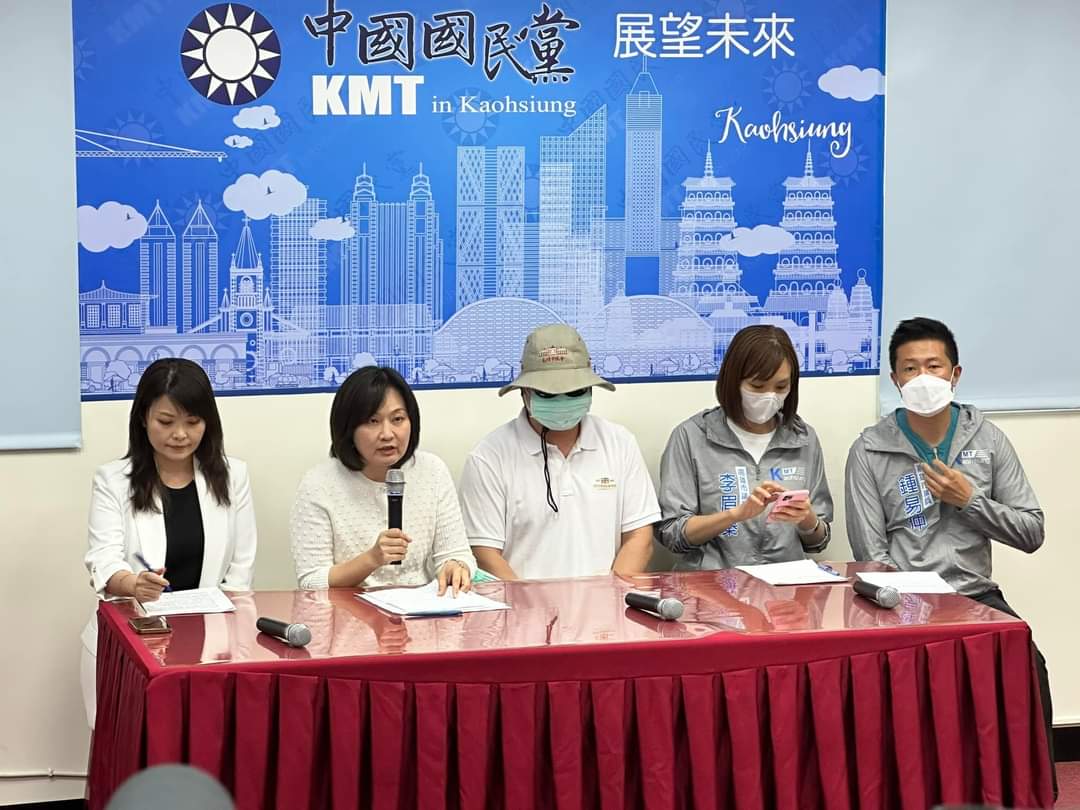 高市消防局政風爆職權性騷擾，被害人丈夫在議員陪同下開記者會控訴。（翻攝畫面）
