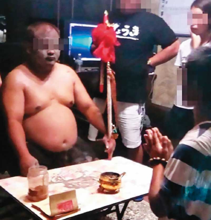 陳男(圖)開設神壇,郭姊常找他問事,對他十分信任。(翻攝畫面)