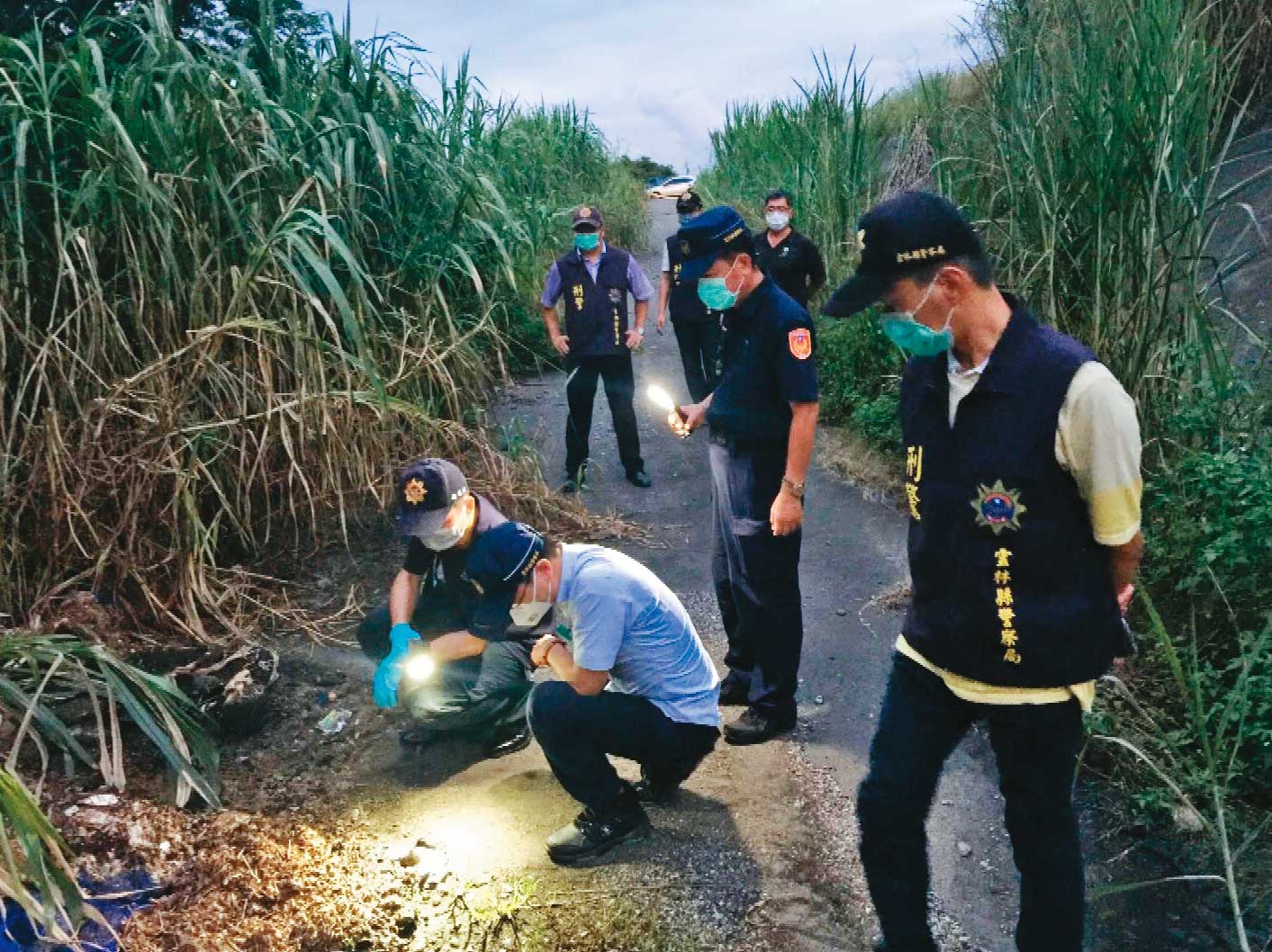 警方獲報前往白骨案現場勘驗，初步研判死者是年約60歲的婦人。（東森新聞提供）