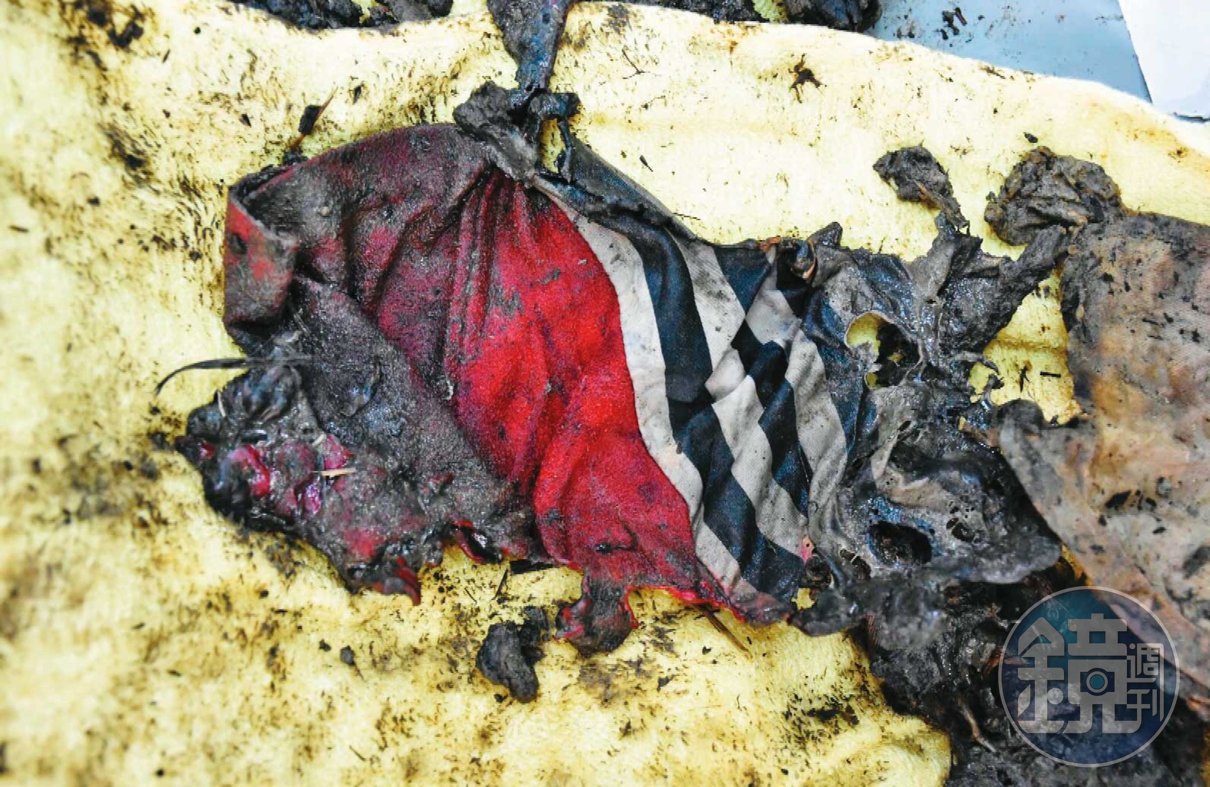 郭母死後遭兒子焚屍，現場遺留死者未燒完的衣物。（東森新聞提供）