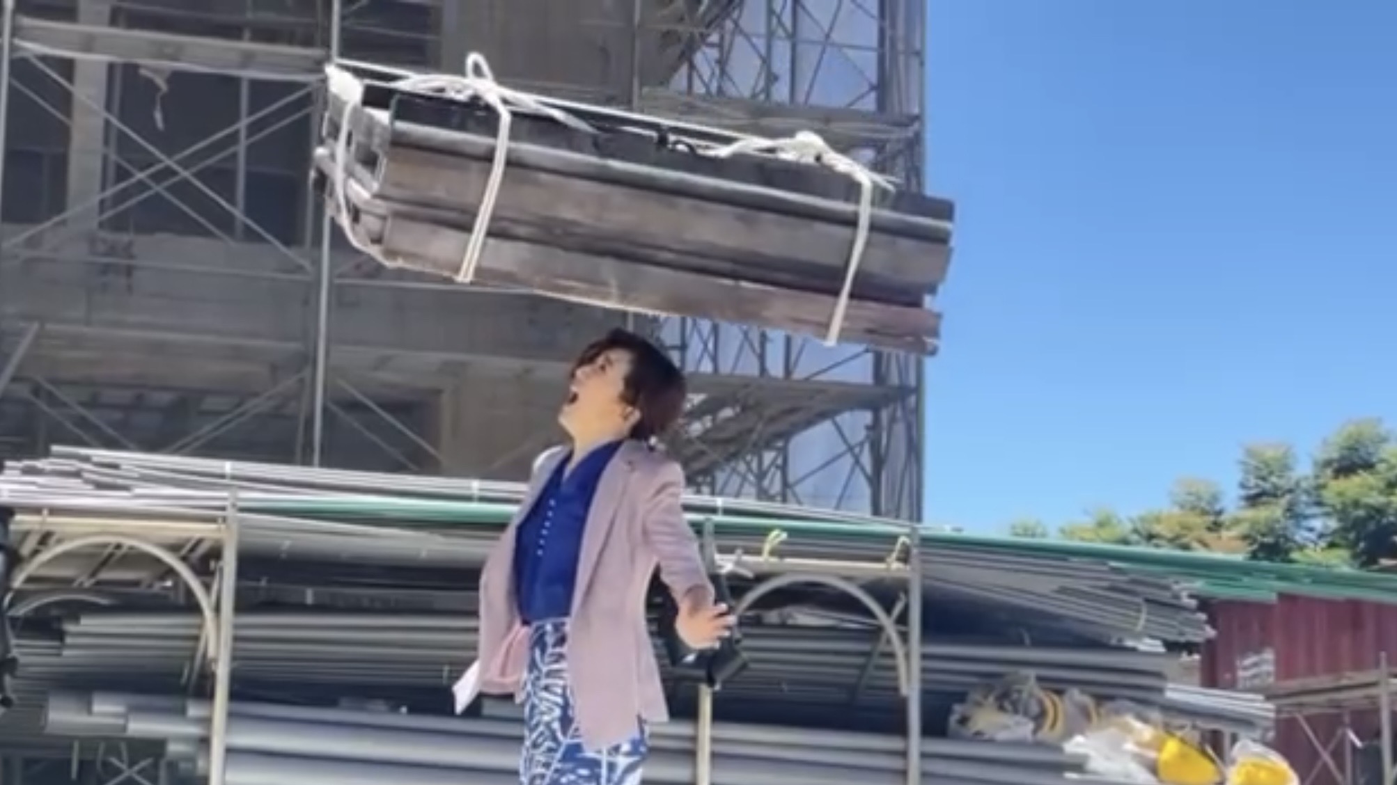 《市井豪門》廖家儀親自上陣,被重物擊中頭部,相當敬業。(民視提供)