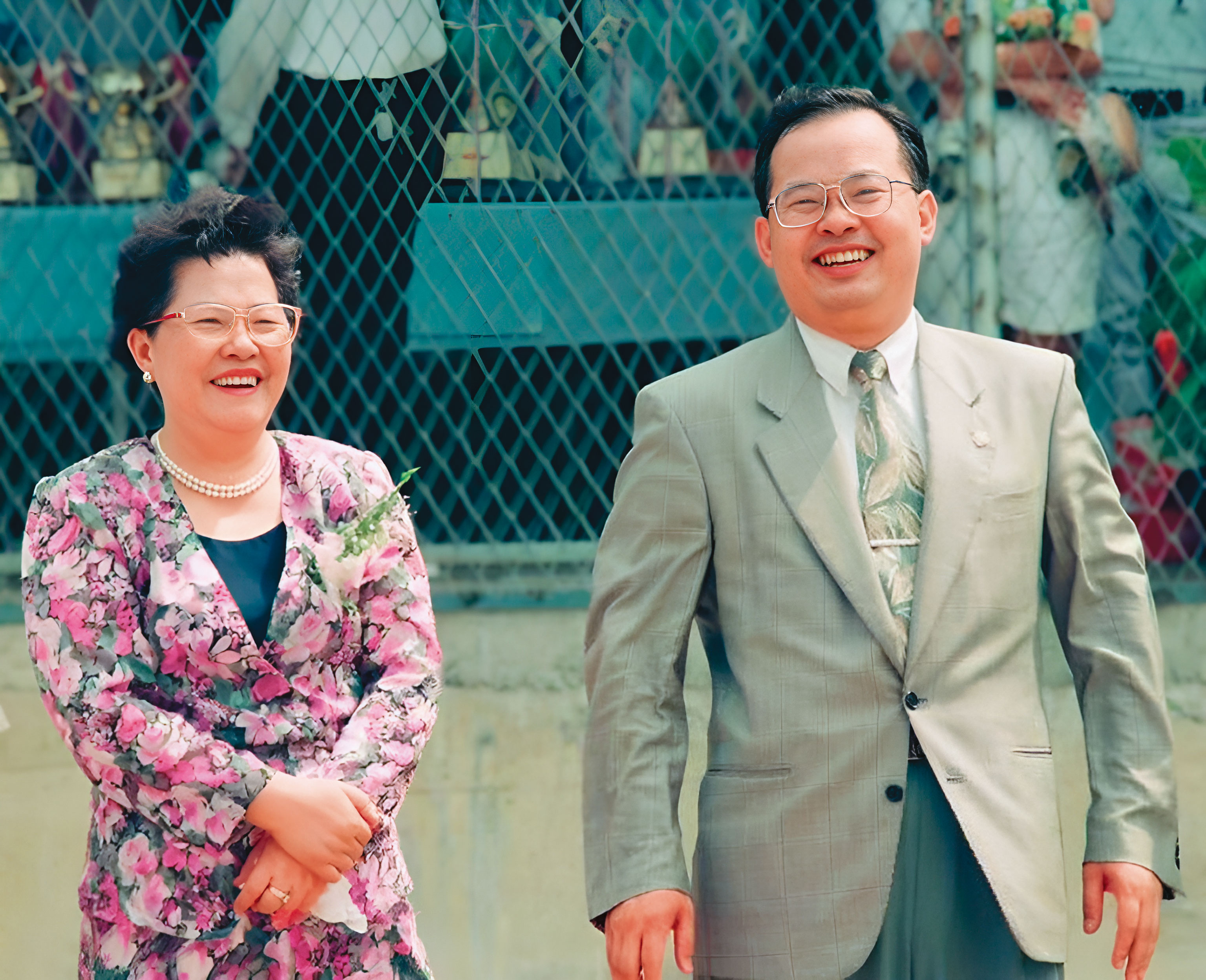 高苑科大原是高雄余家班成立,前內政部長余政憲(右)的母親余陳月瑛(左)是創辦人。(翻攝余政憲臉書)