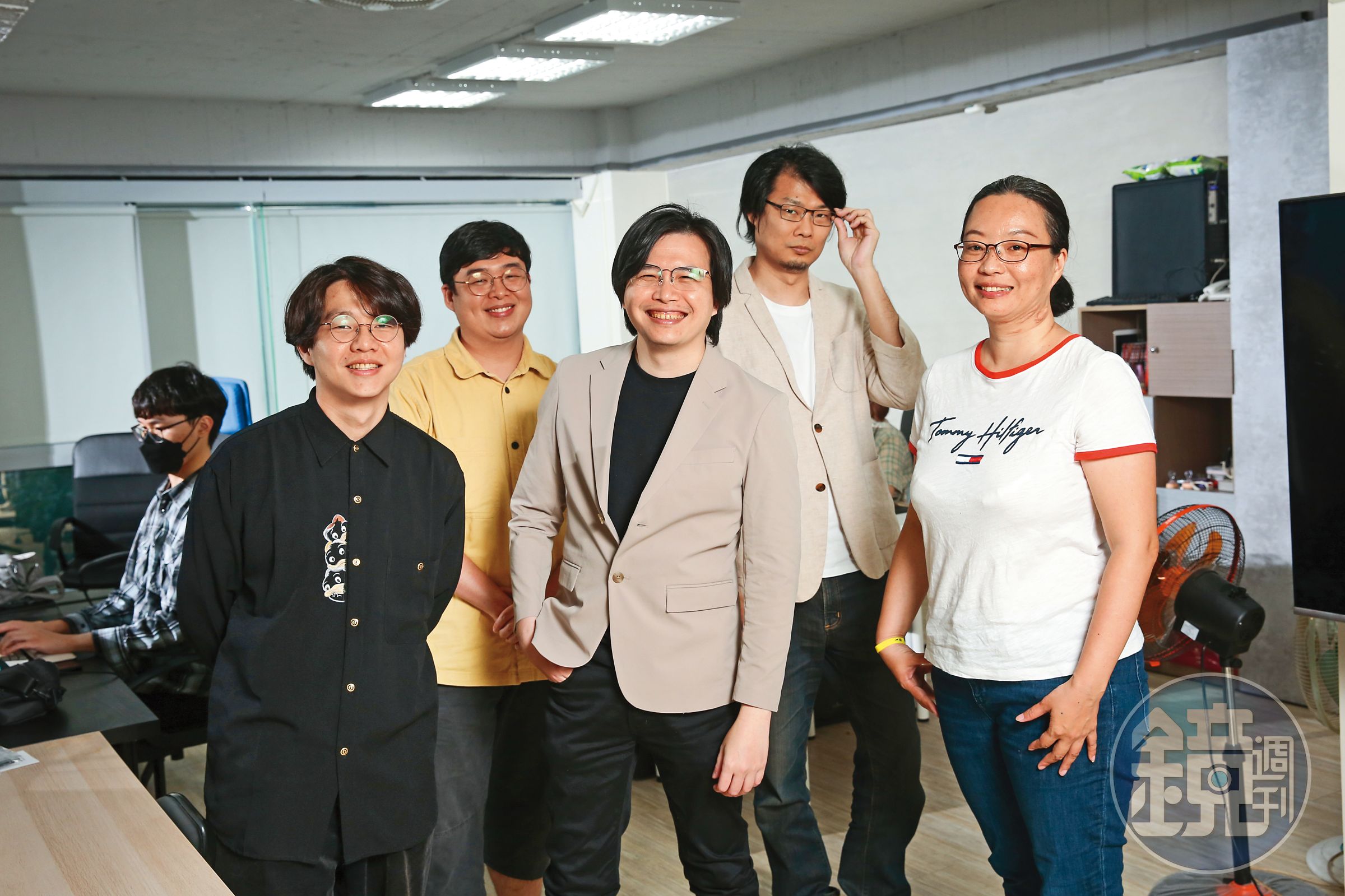 威向文化總經理林堰淳(右一)攜手銀展創藝負責人謝適鴻(右三),利用AI輔助繪製漫畫;銀展創藝AI美術整合師詹景文(左一)、美術總監王博齊(左二)、技術總監林柏堅(右二)等人共同投入研發。