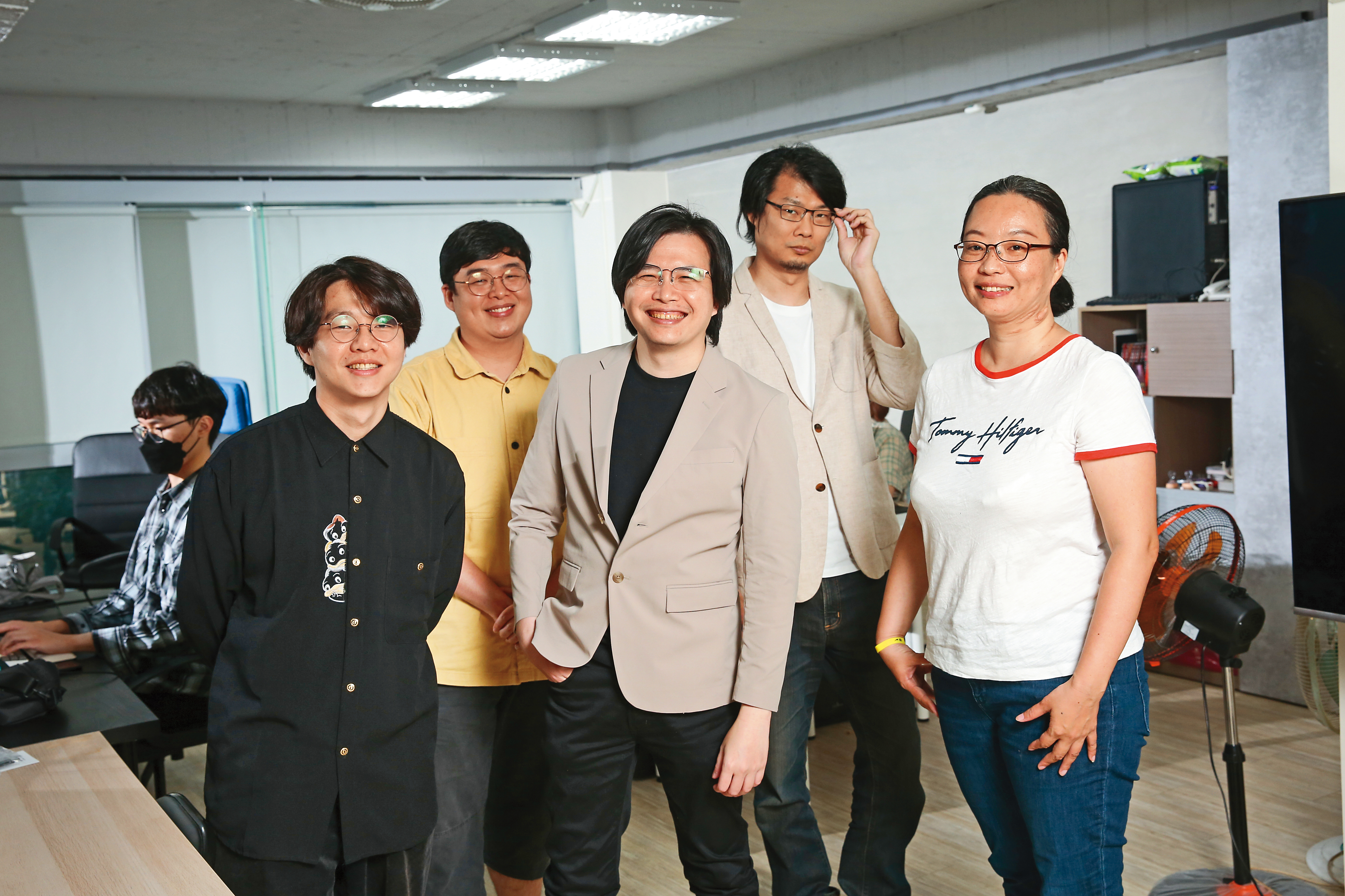 威向文化總經理林堰淳（右一）攜手銀展創藝負責人謝適鴻（右三），利用AI輔助繪製漫畫；銀展創藝AI美術整合師詹景文（左一）、美術總監王博齊（左二）、技術總監林柏堅（右二）等人共同投入研發。
