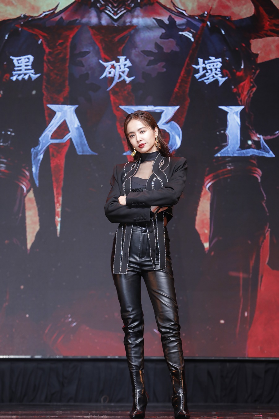 蔡依林化身惡女，翻桌、摔盤子樣樣來。