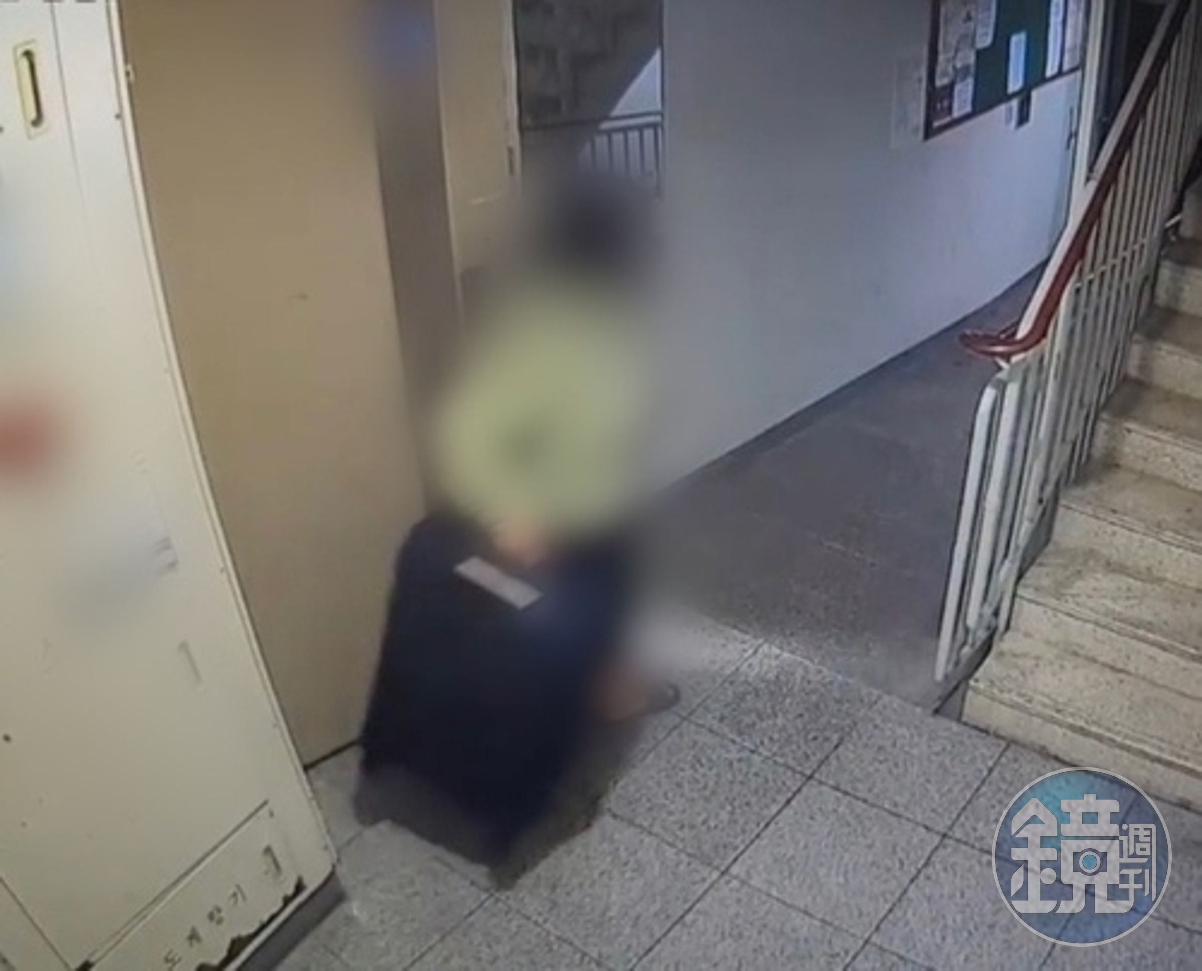 釜山警察廳公布，鄭裕貞提著行李廂進入被害人家中，並扛著沉甸甸的行李箱離開現場。（翻攝自推特）