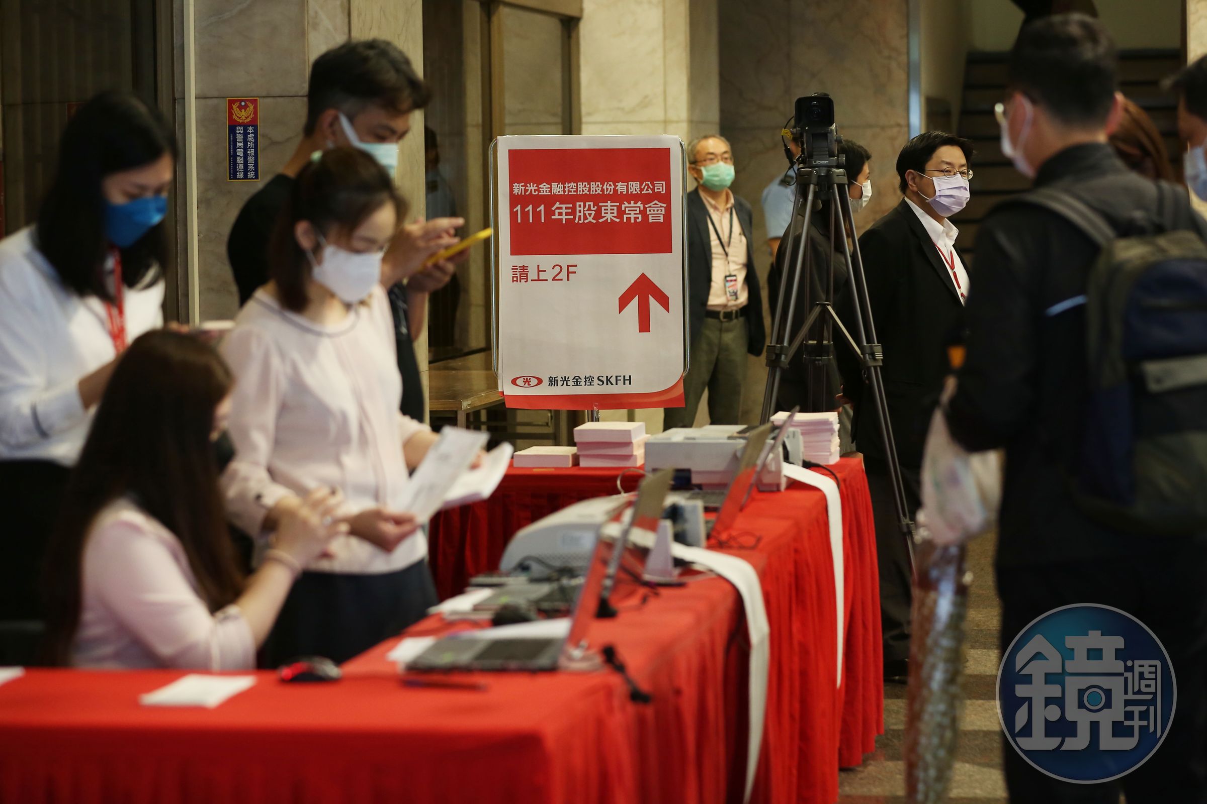 新光金下週五要改選董事,外資、散戶將成變天與否關鍵。圖為新光金去年股東會。(本刊資料照)
