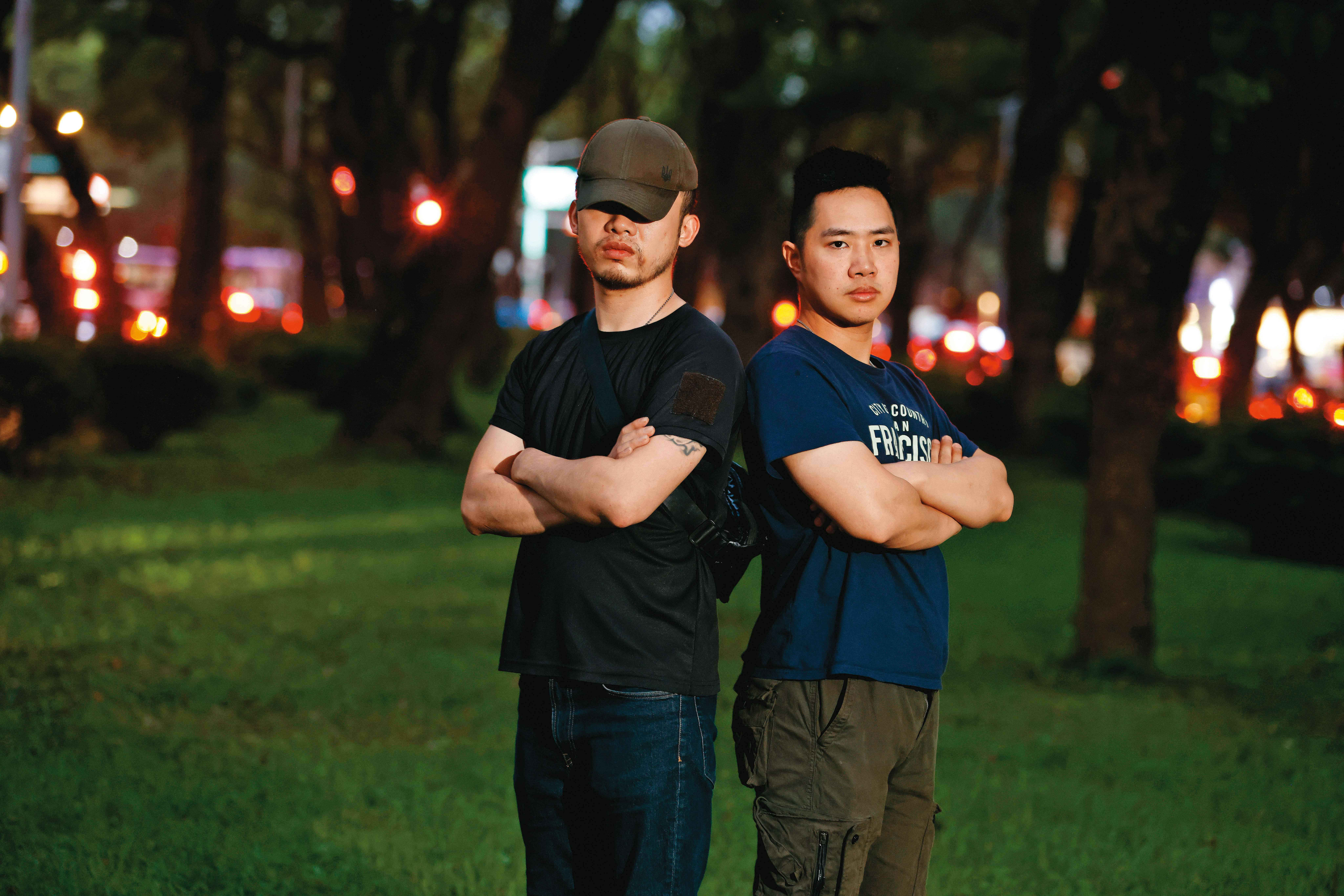 台灣人Cai（左）與陳晞（右）去年在法國結識，決定共赴烏克蘭，加入國際志願軍行列。兩人是隊友，在烏克蘭待了八個月，多次共歷生死關頭。