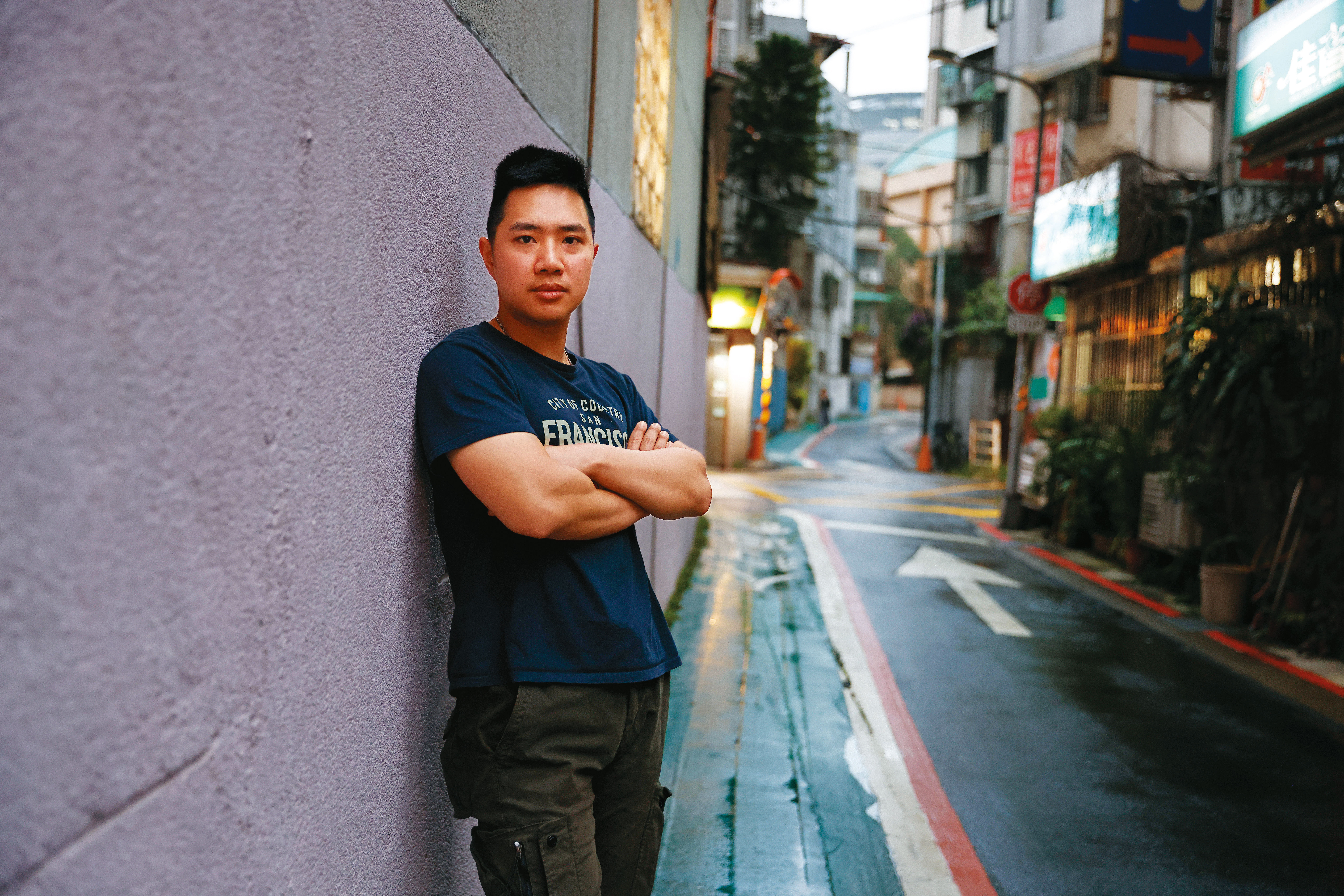 陳晞曾服役於國軍特戰傘兵部隊，大學時代就決定投身軍旅，夢想是進入法國外籍兵團。