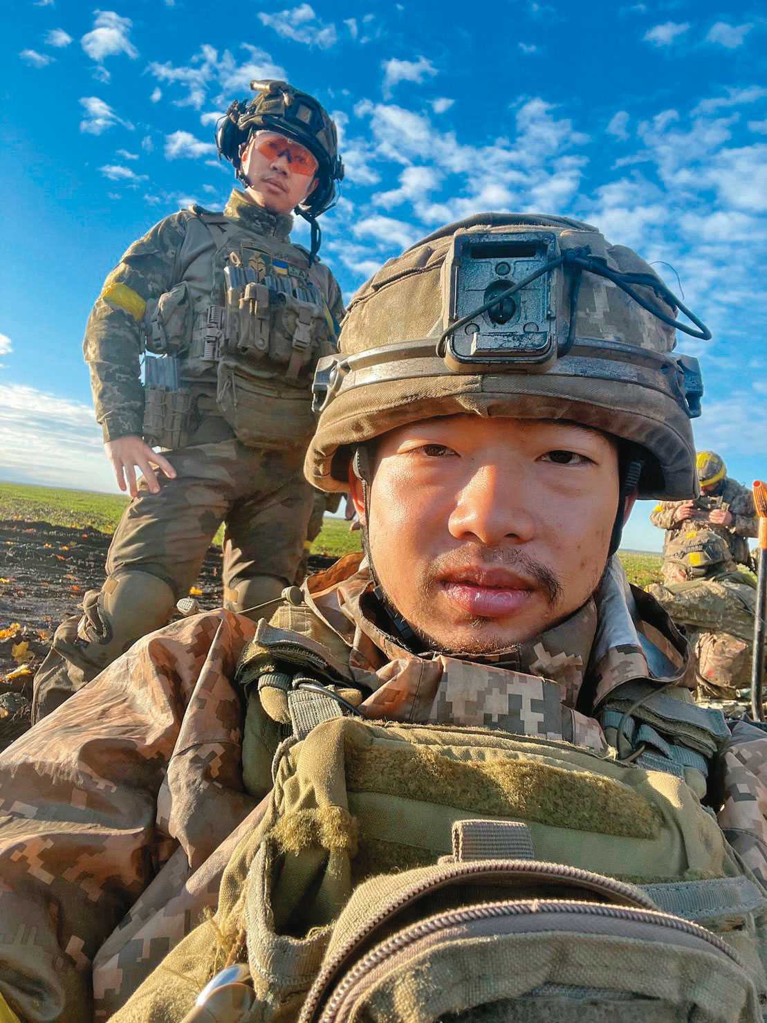Cai(右)與陳晞共赴烏克蘭,多次與俄軍正面交鋒。圖為2人正在等車,準備前往前線。(Cai提供)