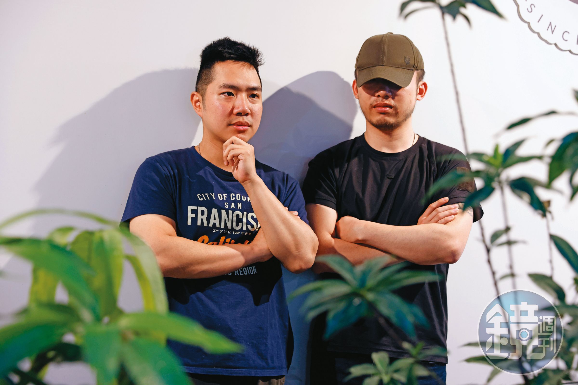 烏軍準備發動春季大反攻之際，Cai（右）與陳晞（左）離開烏克蘭戰場，5月底返台。返台隔日，他們在台北街頭接受我們專訪拍攝，面對鏡頭，還有些不習慣。