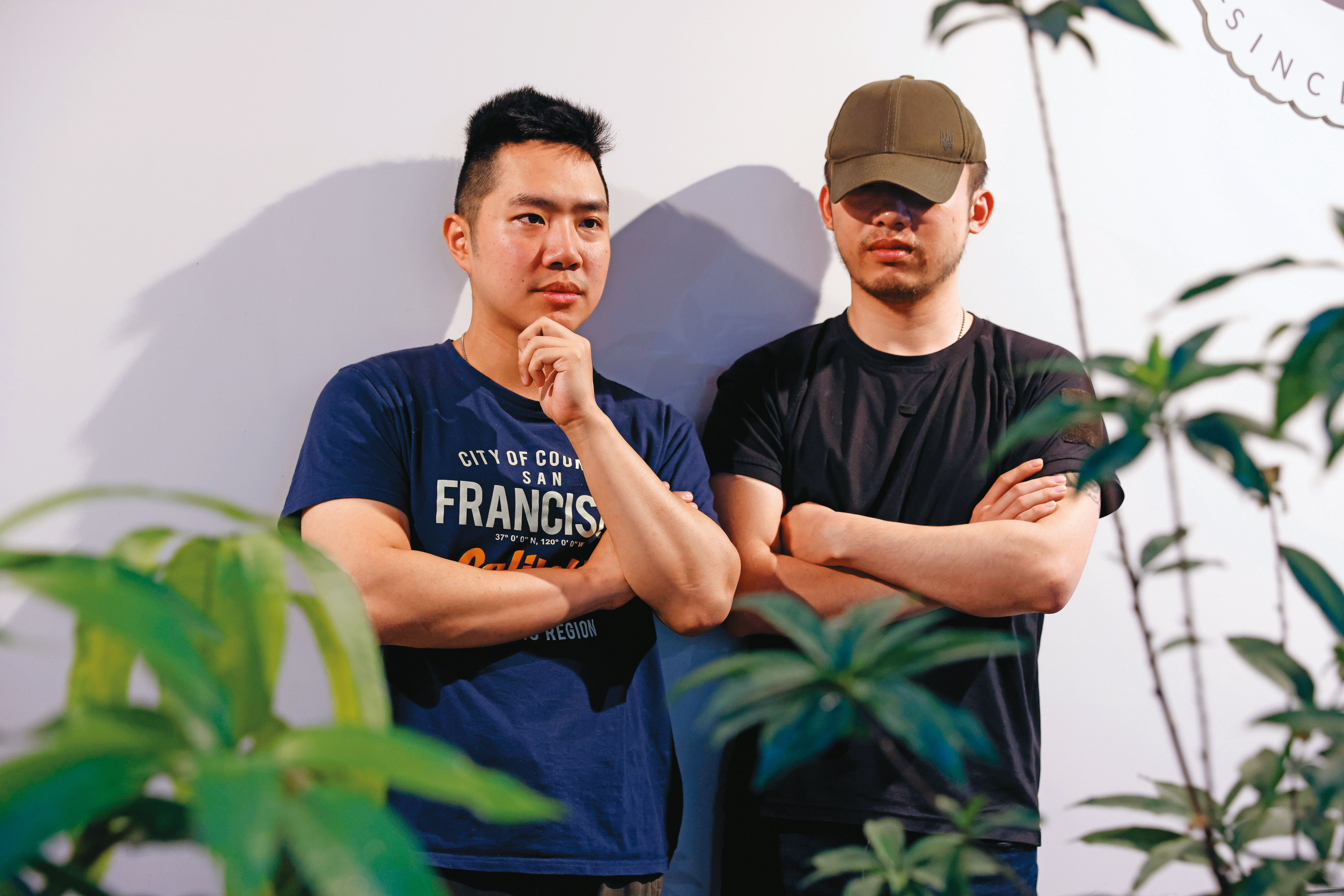 烏軍準備發動春季大反攻之際，Cai（右）與陳晞（左）離開烏克蘭戰場，5月底返台。返台隔日，他們在台北街頭接受我們專訪拍攝，面對鏡頭，還有些不習慣。