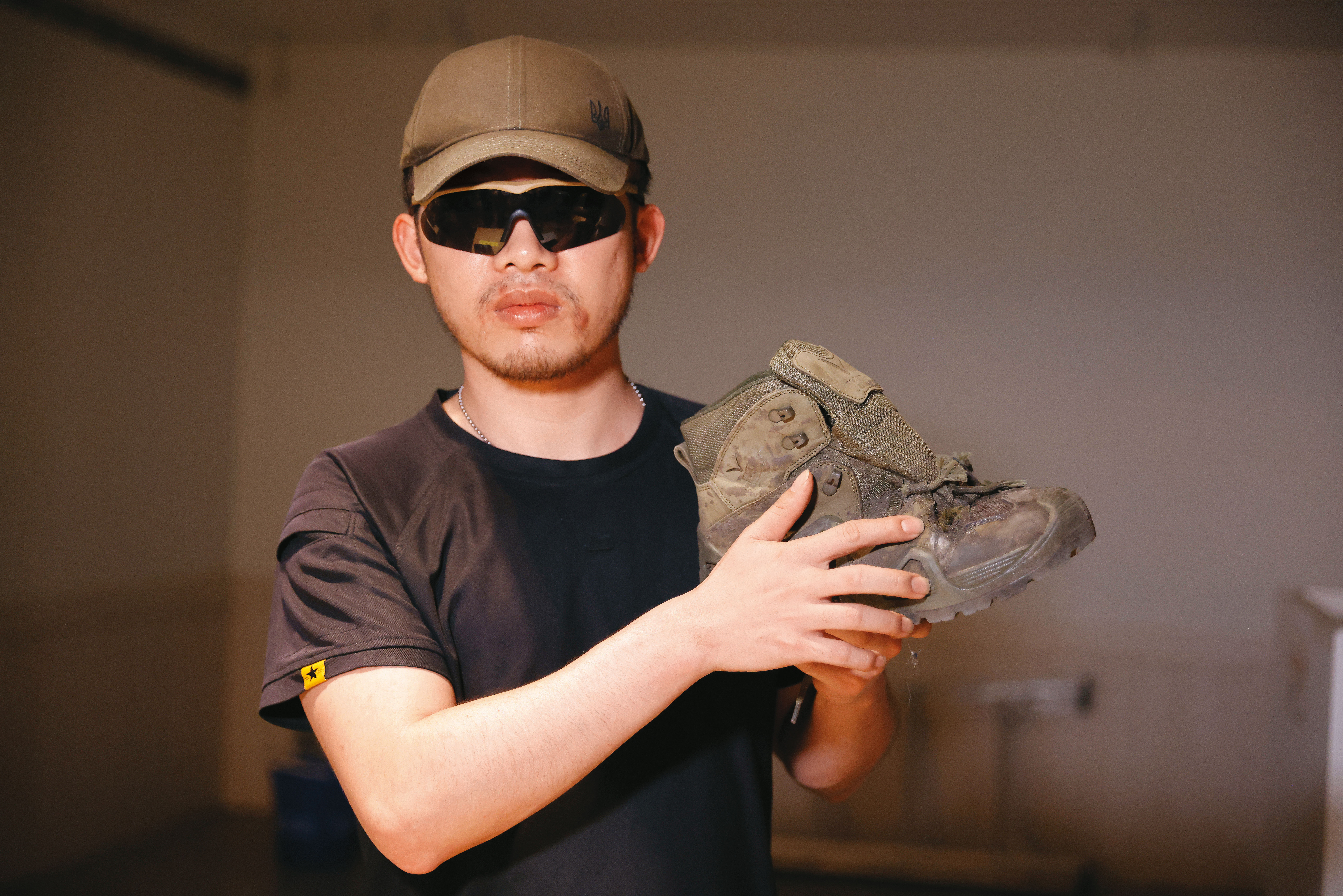 Cai在一場戰役中失去2隻腳趾。圖為他被擊中時所穿的戰鬥靴，砲彈破片從鞋底穿透他的腳掌，從鞋面射出，彈片一度留在他體內，後經手術取出。