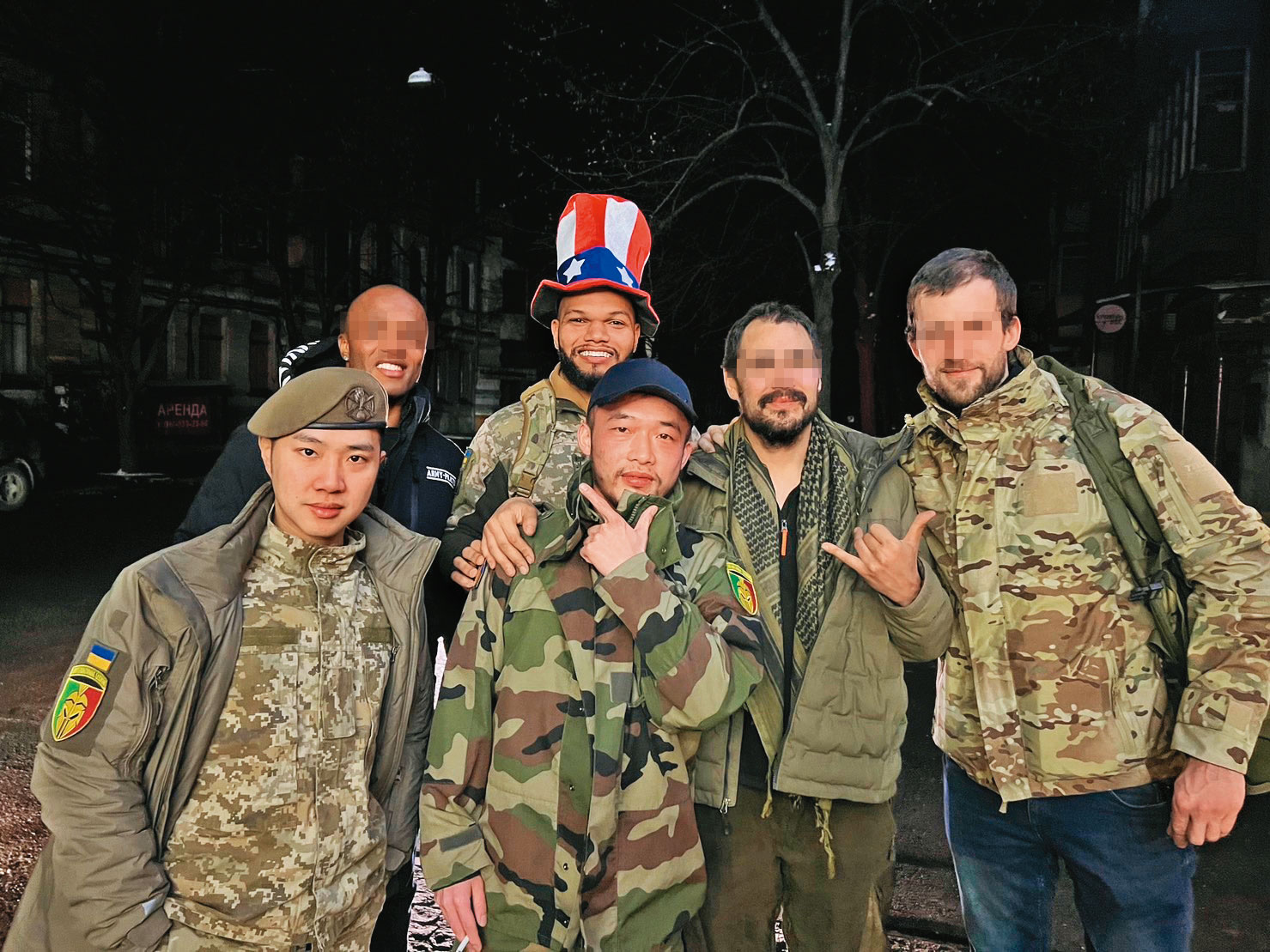 陳晞(前左1)、Cai(前左2)與巴西隊友Maxuel Vukapanavo(後排戴帽者)至今保持聯繫。Maxuel Vukapanavo曾在Cai負傷時將他一肩扛起。(Cai提供)