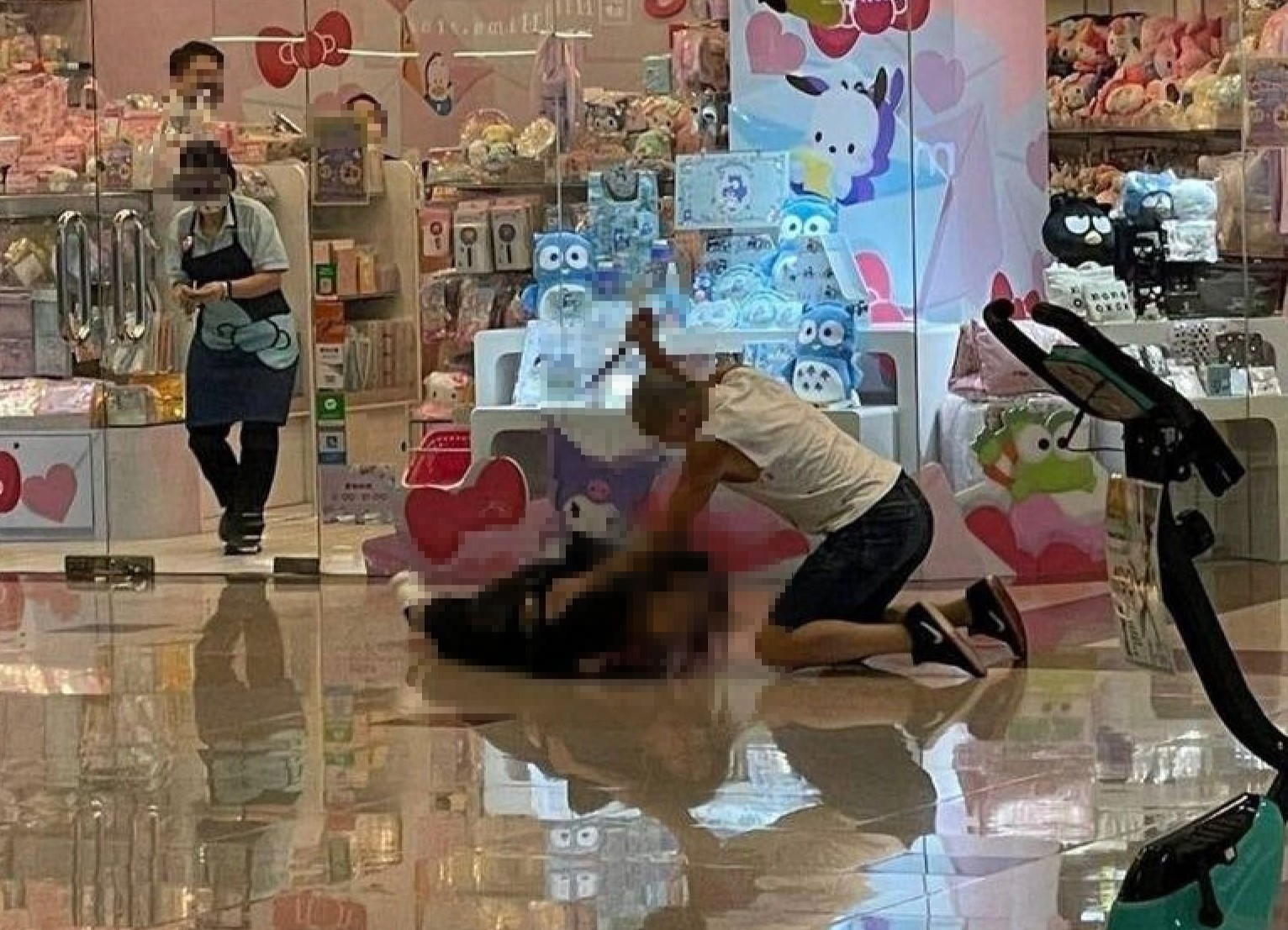 香港廣場有凶手手持生魚片刀猛刺2名女性，導致2人送醫不治身亡。（翻攝自臉書）