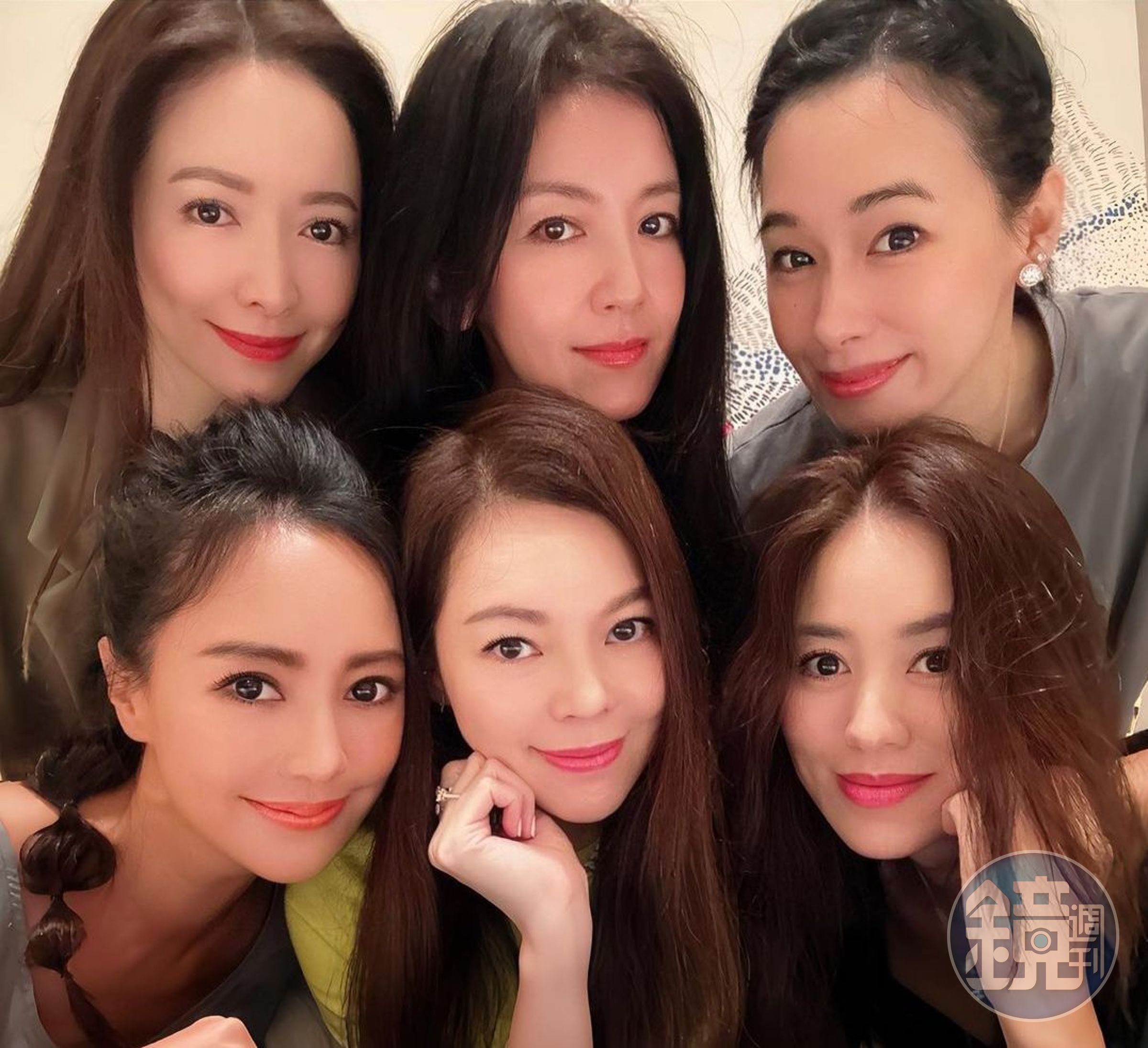 關穎(前排左起)、曾馨瑩、林牧潔、蔡依倫(後排左起)、林熙蕾和陳妍嵐一起到高級餐廳吃飯。(翻攝關穎IG)
