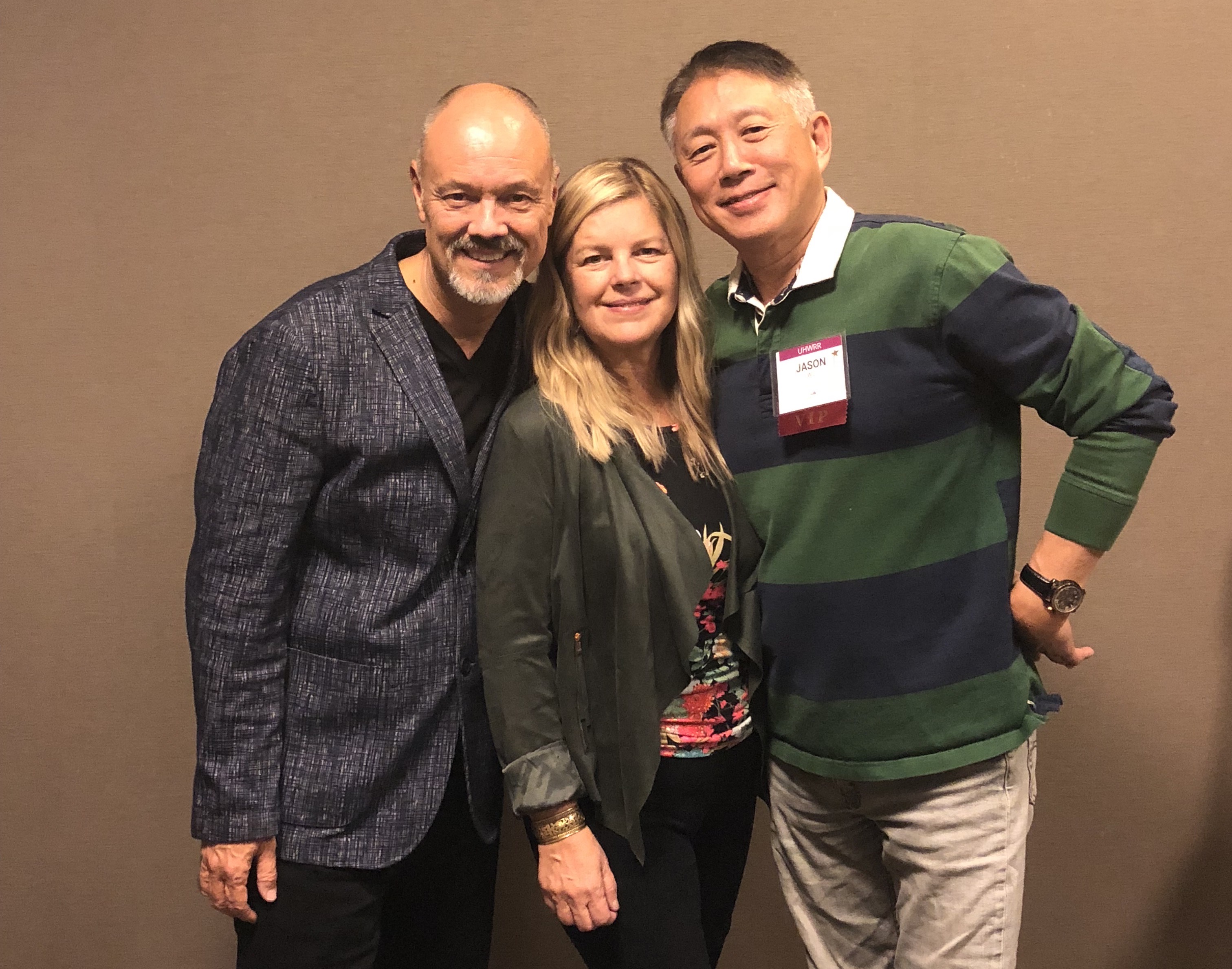 華人療癒導師Jason Wu（右）跟發明「情緒密碼」療法的布萊利尼爾森醫師伉儷合照。（讀者提供）