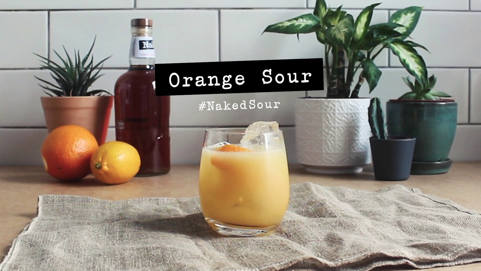 調酒「裸鑽騷兒」（Naked Sour）的原料包括50ml Naked Malt、50ml Orange juice、20ml Lemon juice、15ml Honey。（台灣愛丁頓提供）