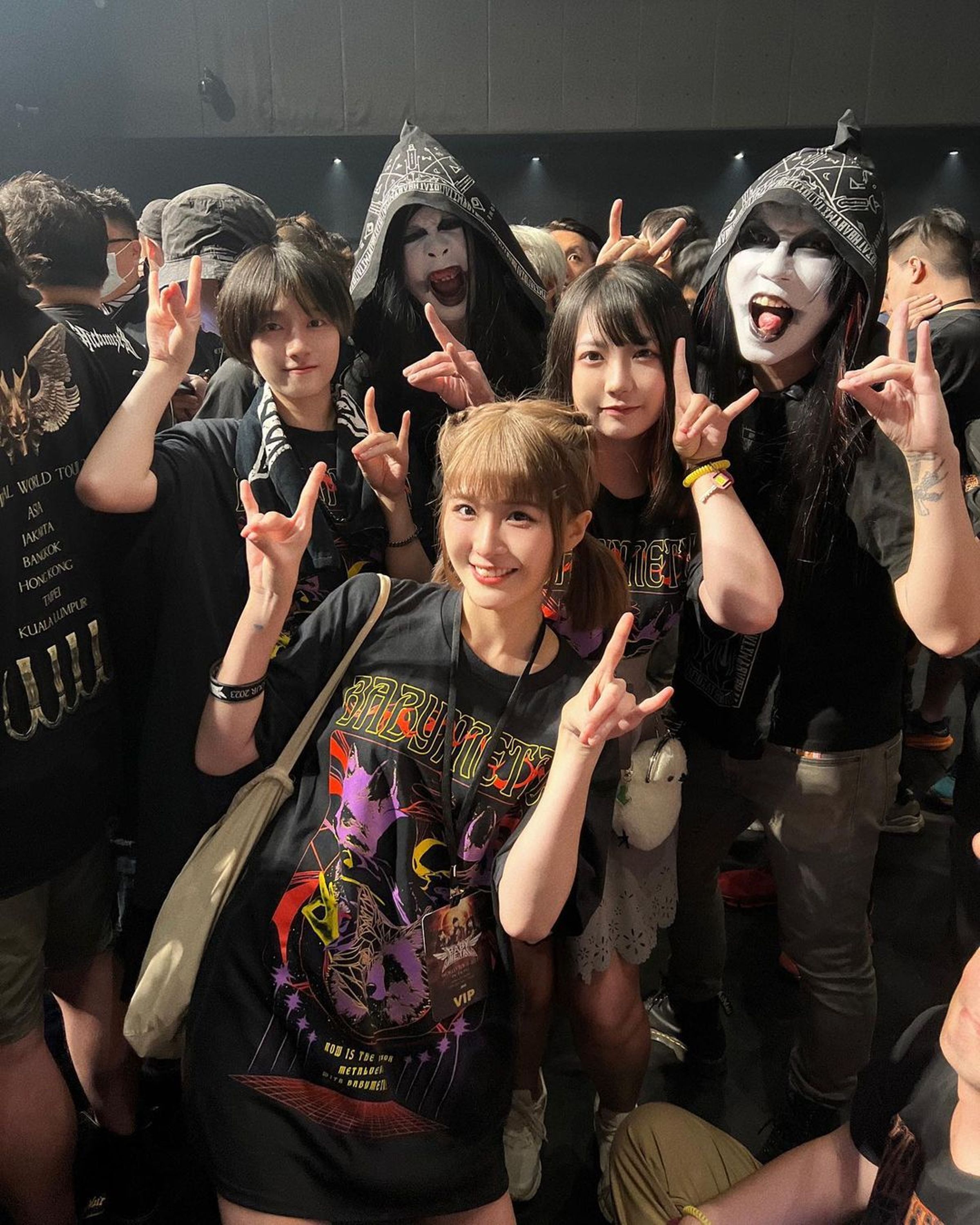 「樂天女孩」凱伊(前)自己買票朝聖BABYMETAL演唱會,看完感觸良多。(翻攝自凱伊Instagram)